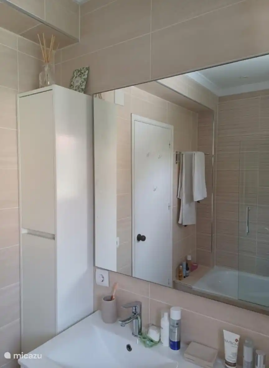 Ensuite badkamer met bad, dubbele lavabo, wc. 