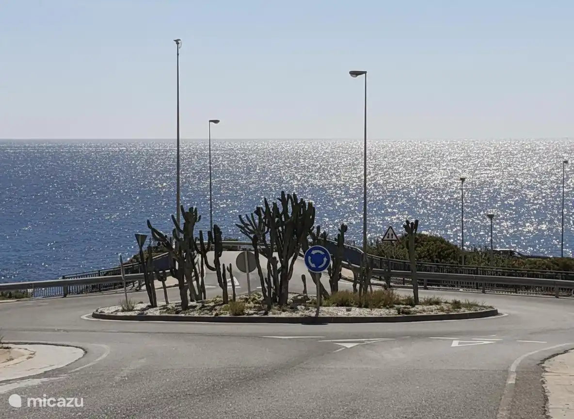 Rondpunt - ingang tot de urbanisatie (El Faro). 3 minuten rijden tot aan het vakantiehuis. 