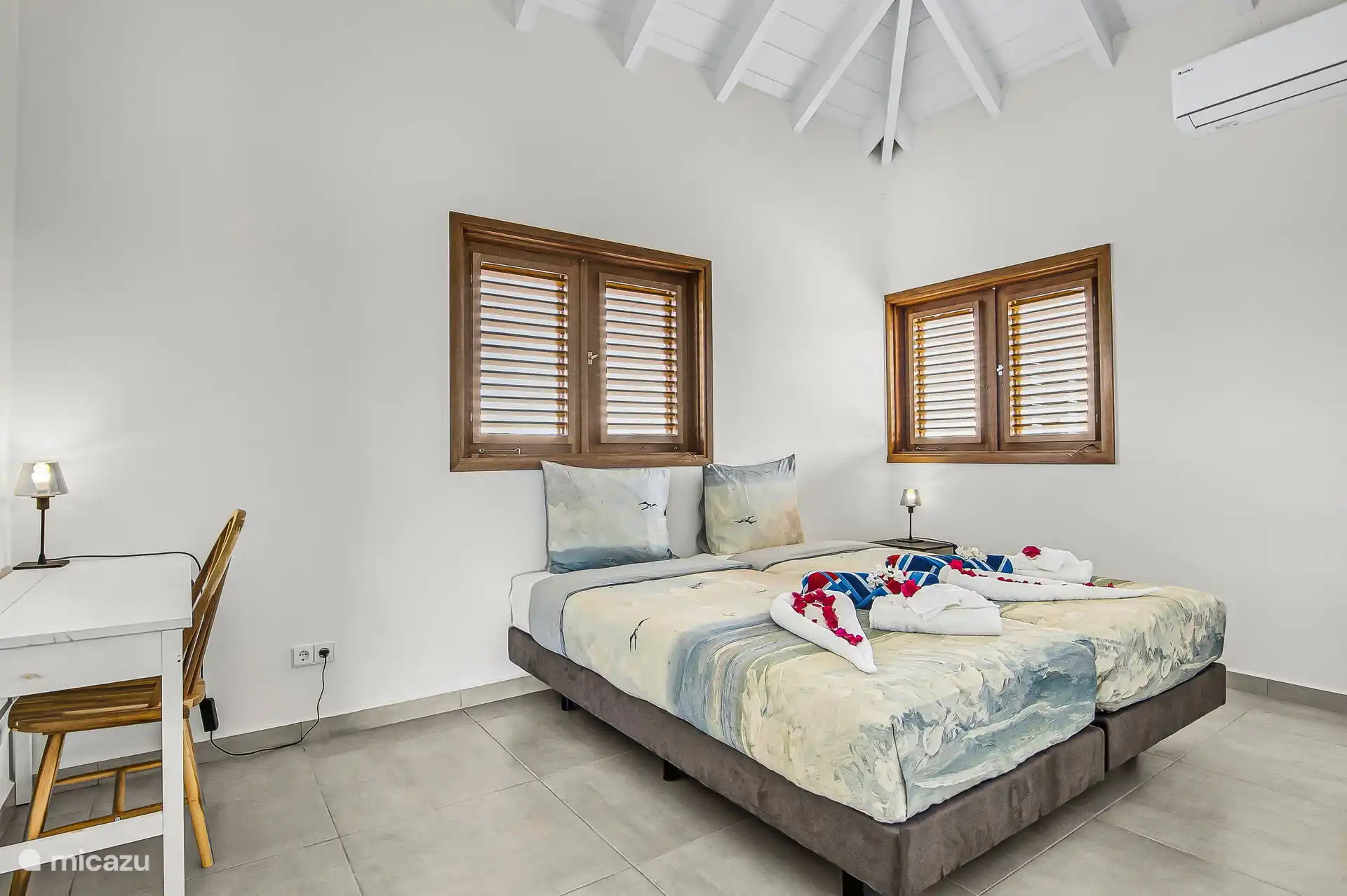 Bedroom with king size bed and access to the bathroom The towels as shown in the photo are provided in the house. So you don't have to take anything with you.