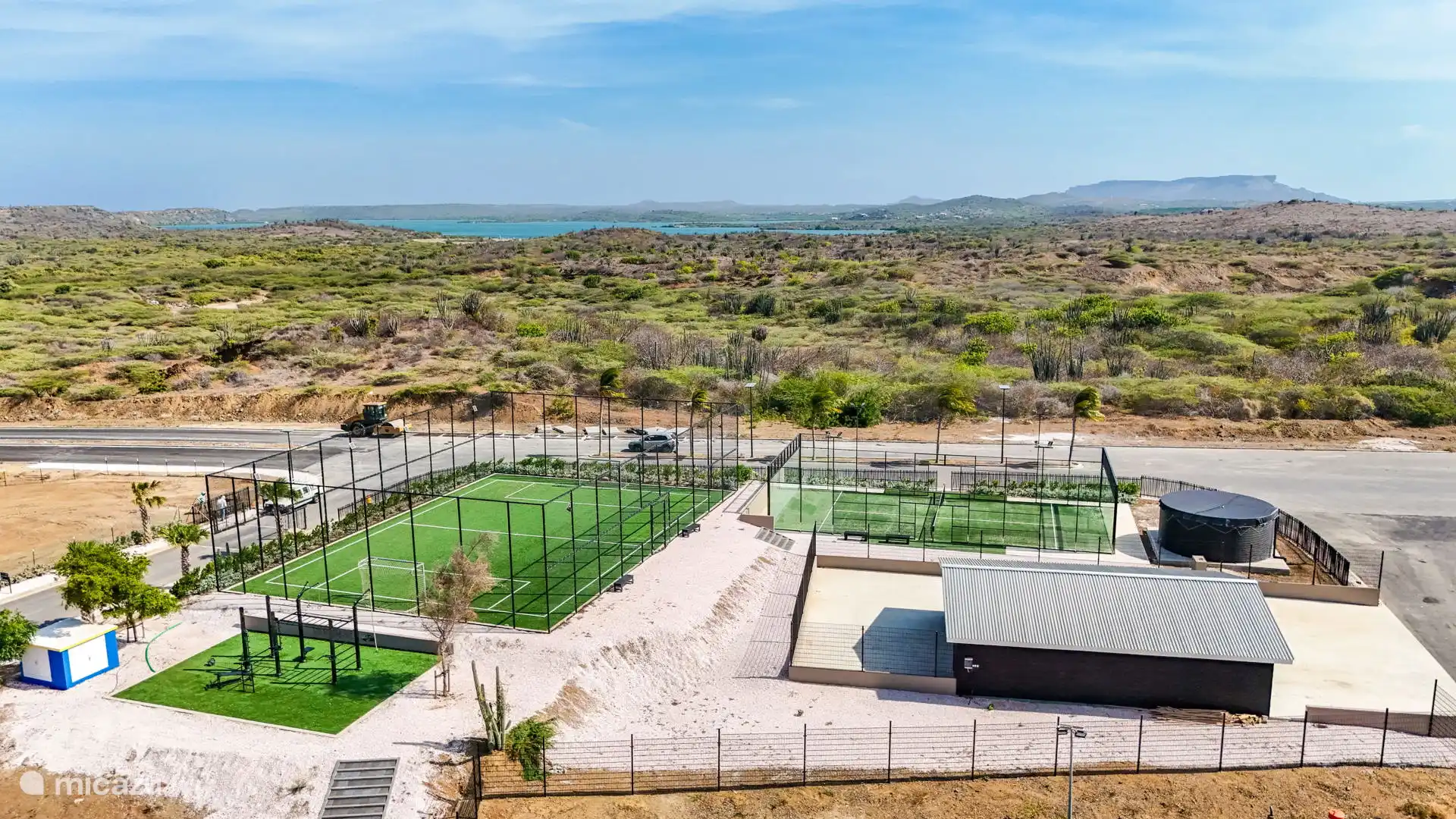 Here you will find the padel court, football field and outdoor fitness that you can use for free.
