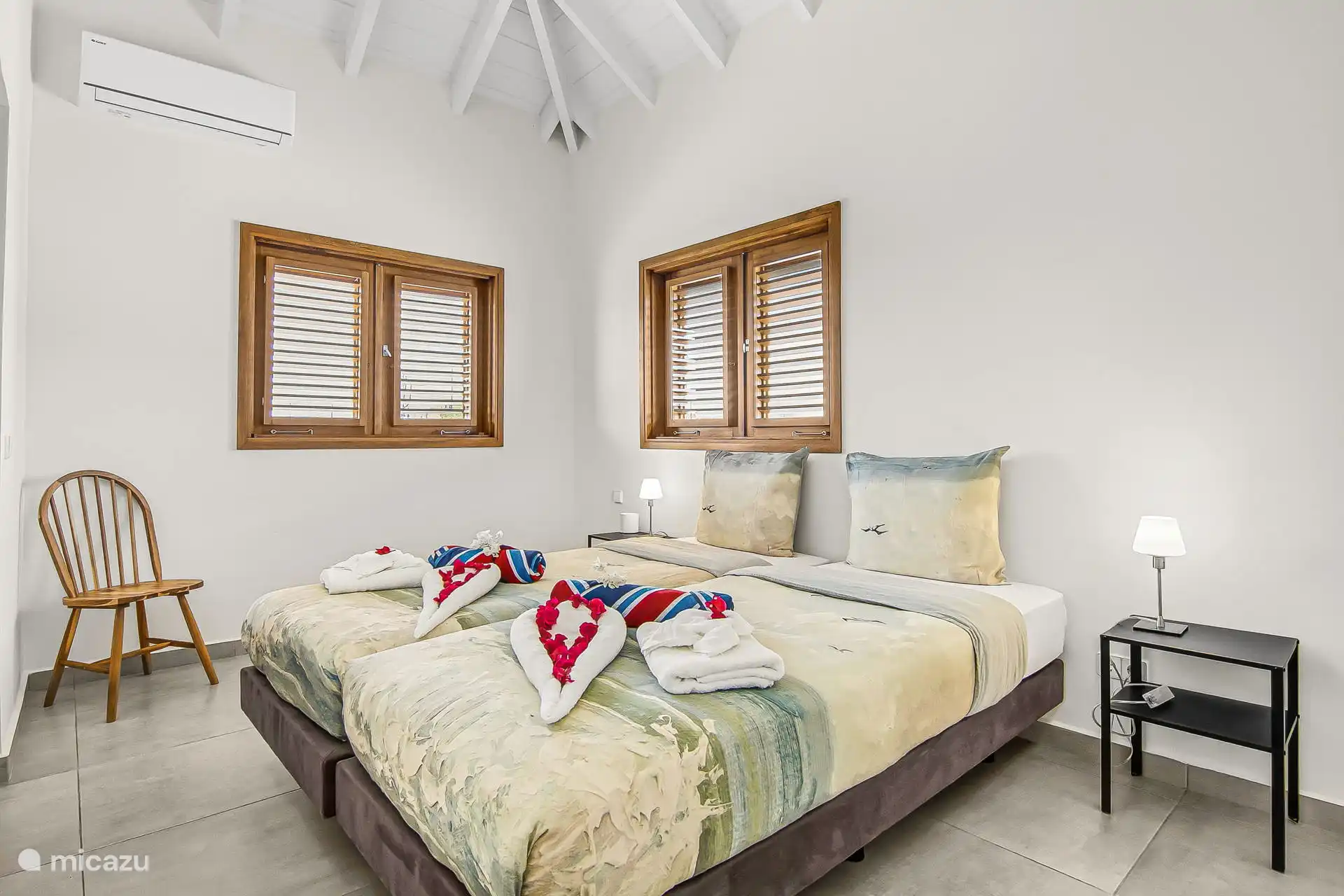 Master bedroom with king-size bed and private bathroom. The towels as shown are included in your stay. So you don't have to take anything with you.