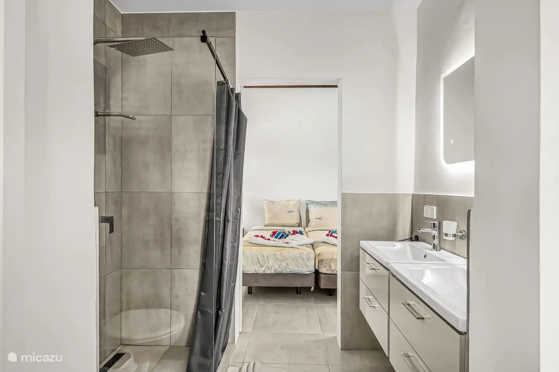 Shared bathroom with the 2nd and 3rd bedroom. Toilet, shower and washbasin