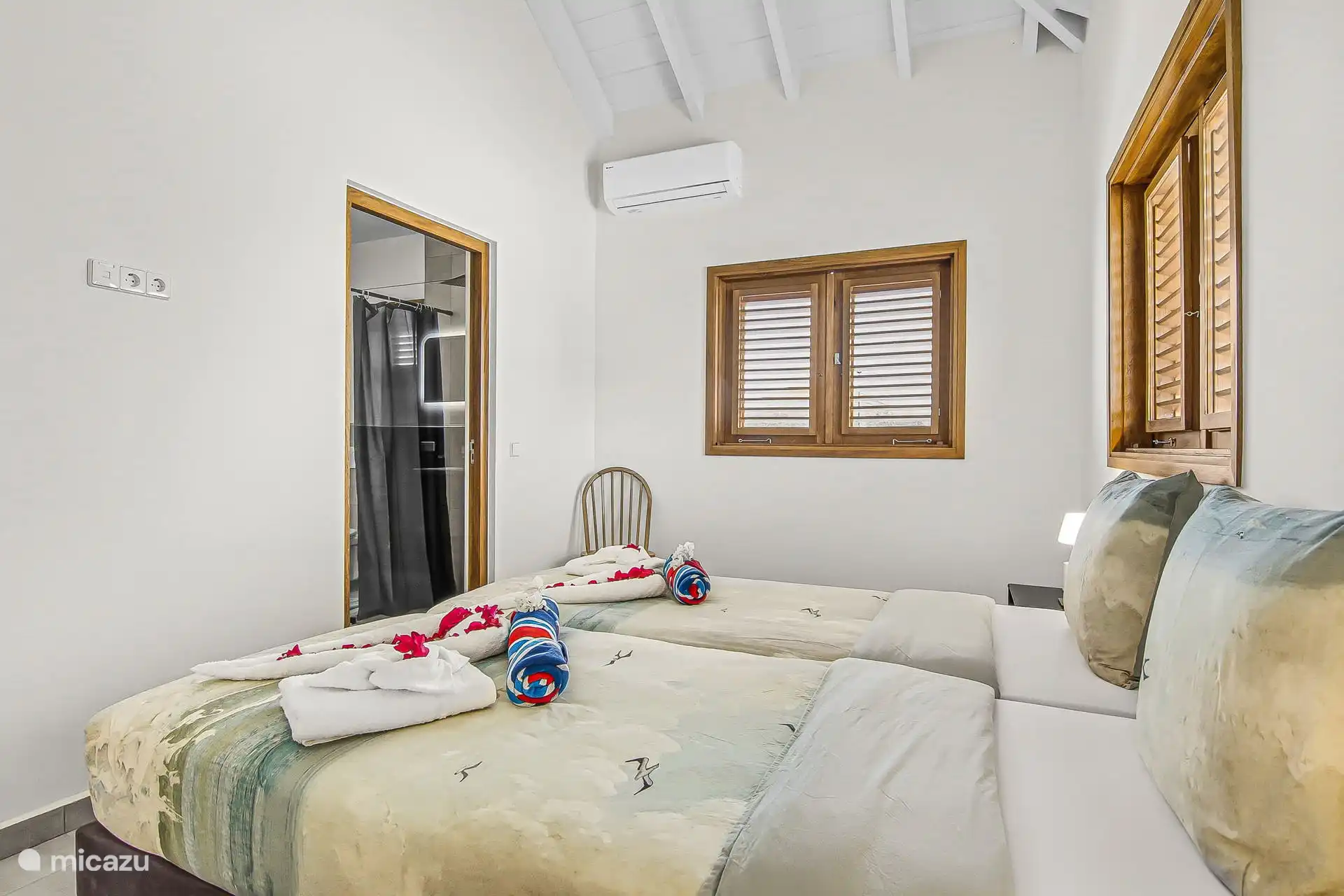 Master bedroom with king-size bed and private bathroom. The towels as shown are included in your stay. So you don't have to take anything with you.