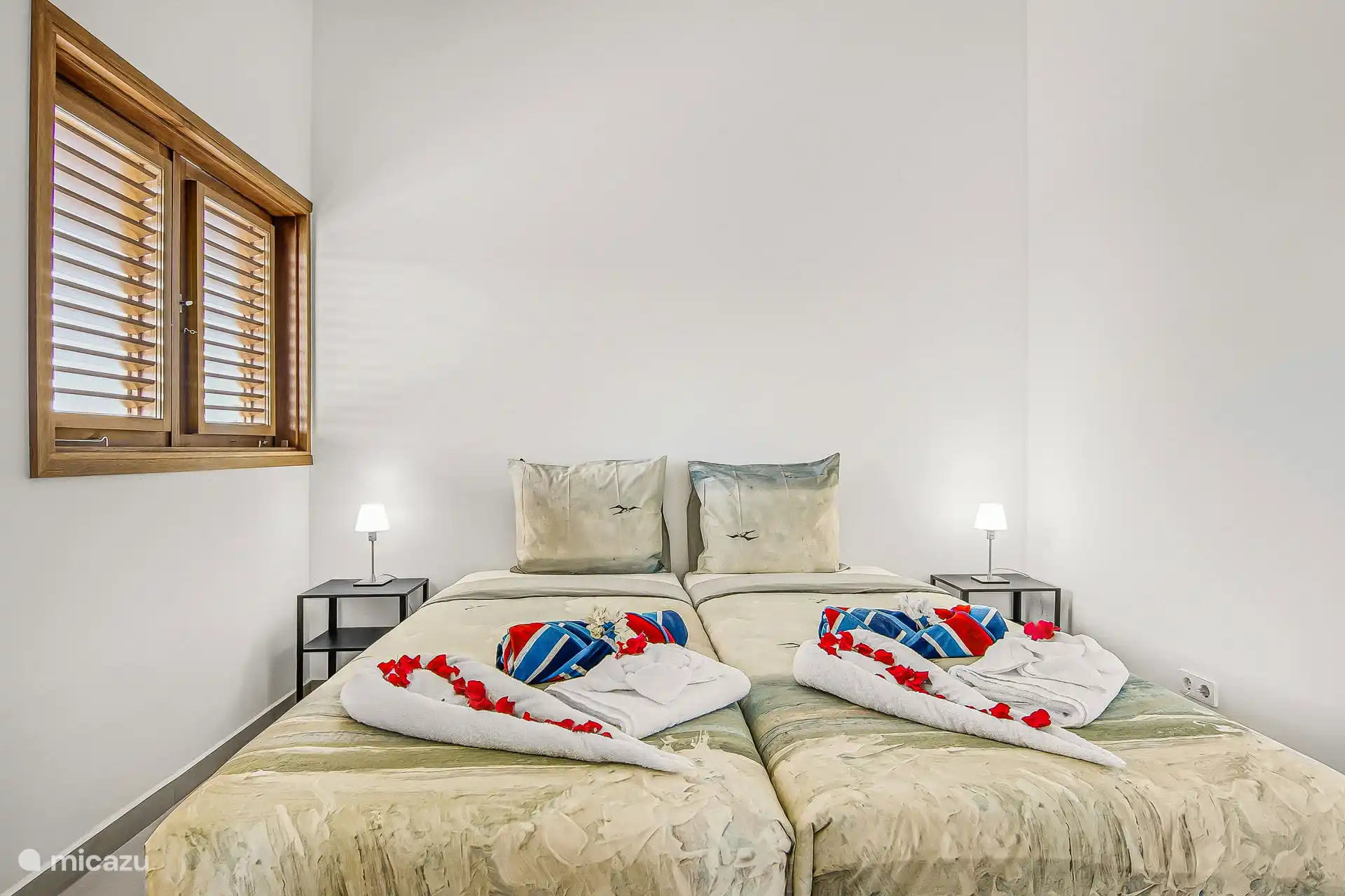 Bedroom with king size bed and access to the bathroom The towels as shown in the photo are provided in the house. So you don't have to take anything with you.