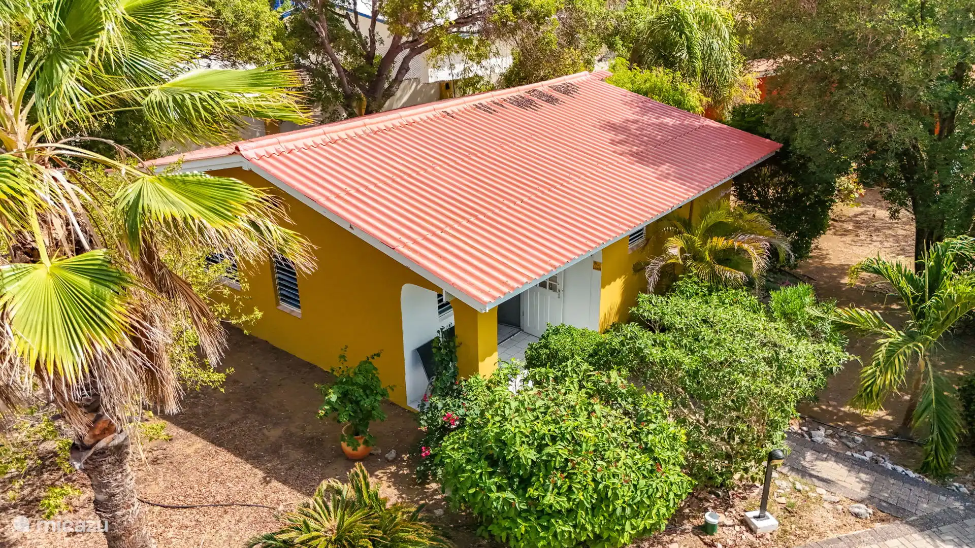 De bungalow van boven met zicht op de voorkant