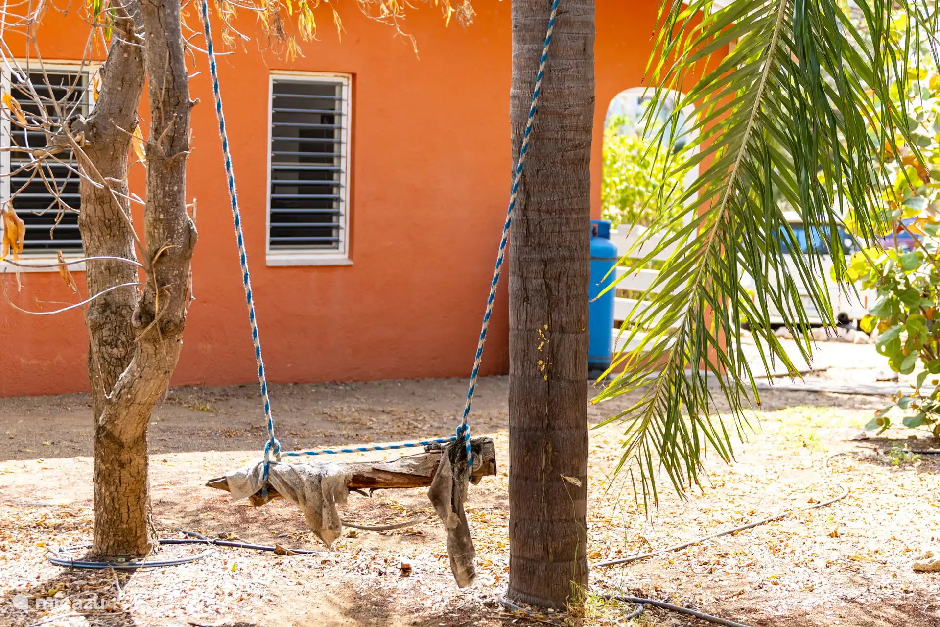 Schommel stoel naast het huis.