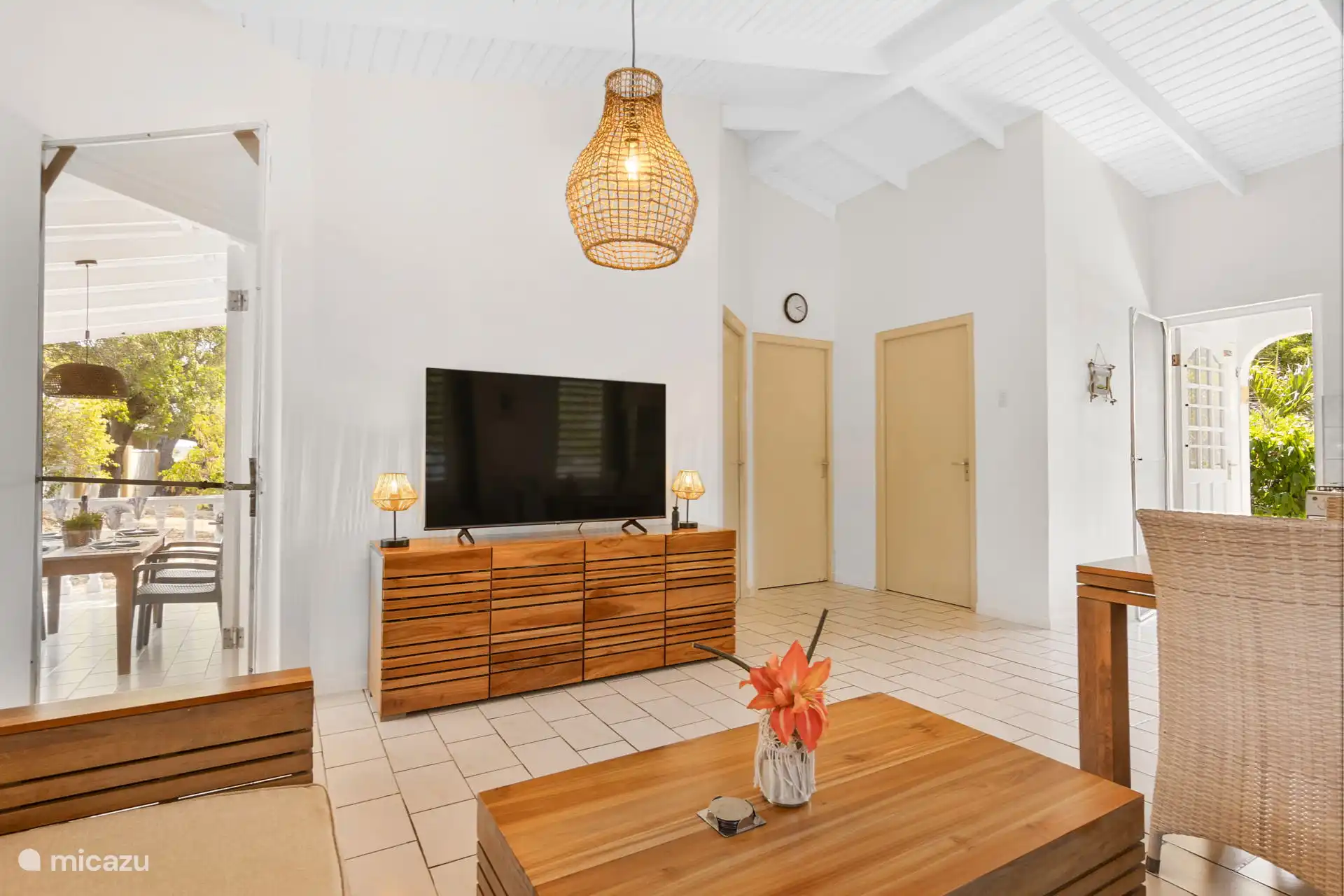 De woonkamer met smart tv 