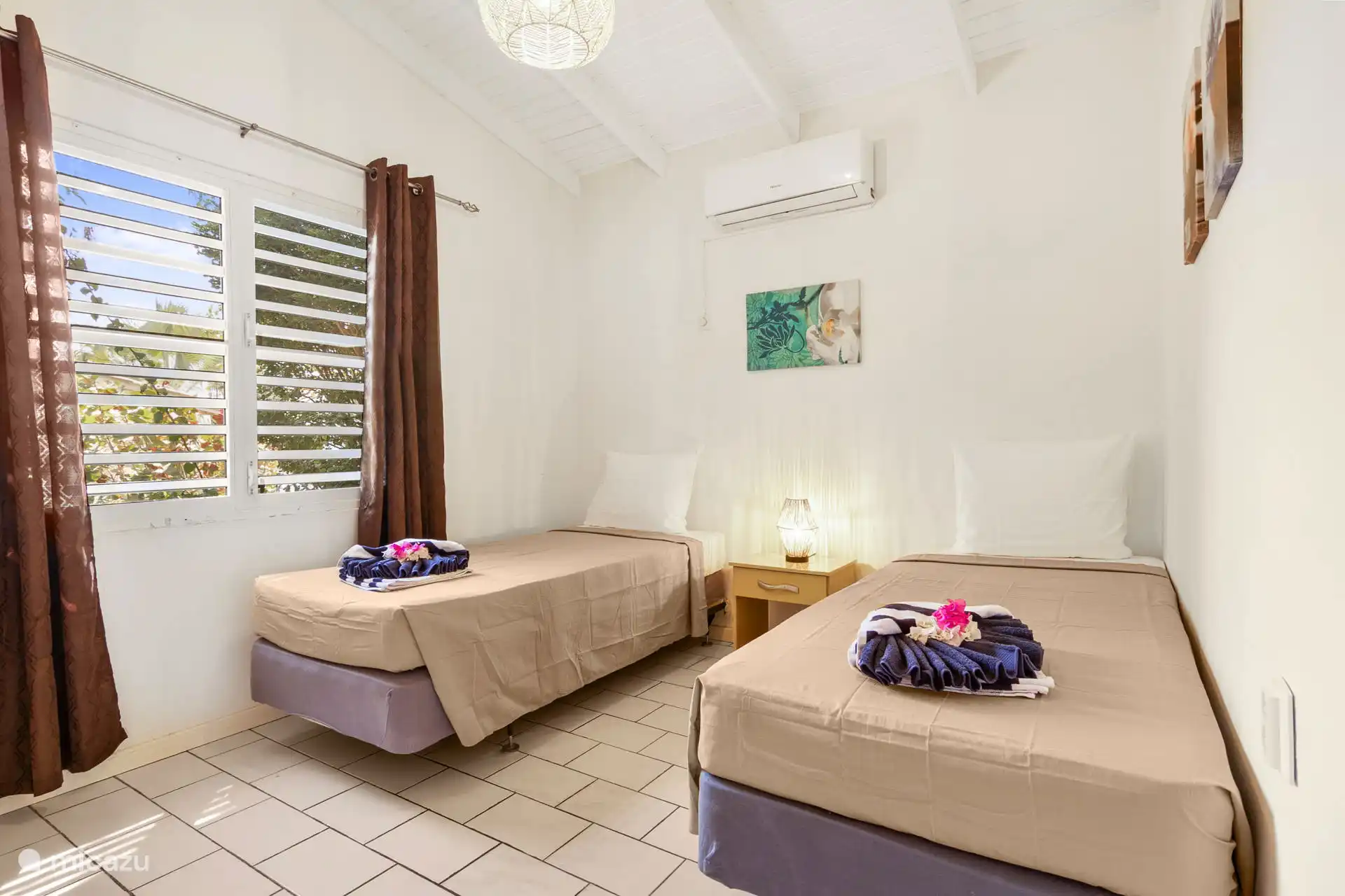 2e slaapkamer met twee aparte bedden die ook tegen elkaar aan kunnen als een tweepersoons bed.