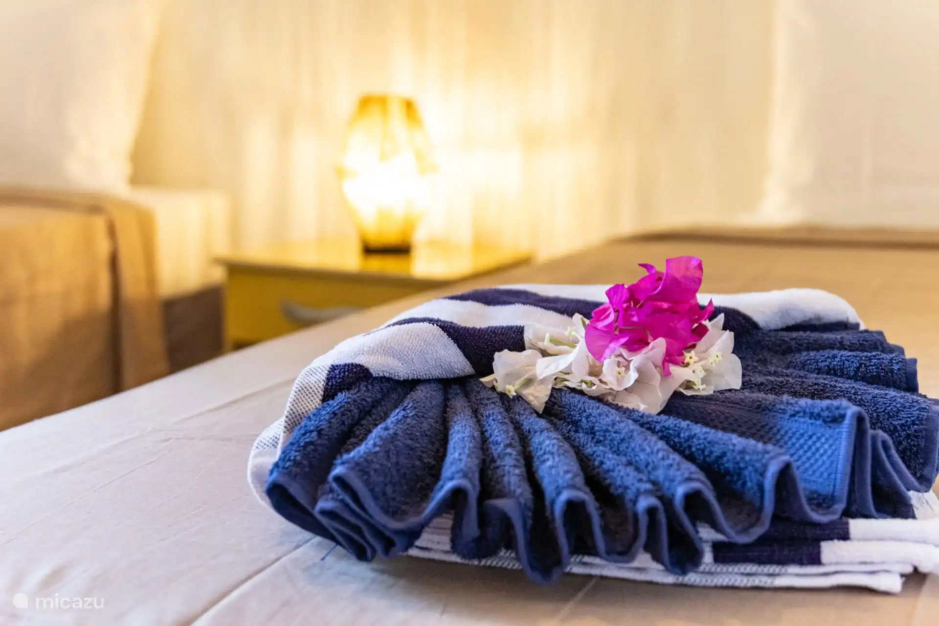 Close up van de handdoeken. Je krijgt van ons een complete set handdoeken per gast zo dat je dit niet allemaal hoeft mee te nemen.