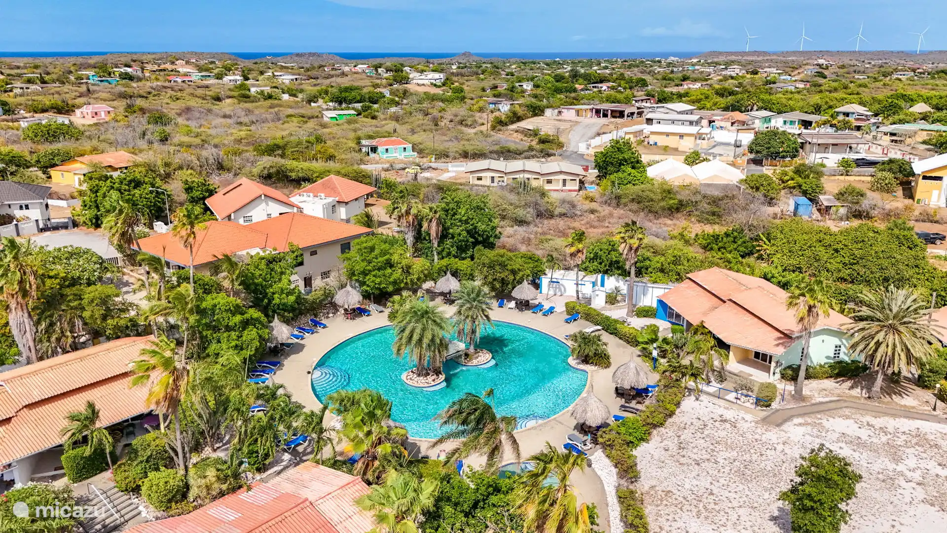 Zicht vanaf boven op het zwembad