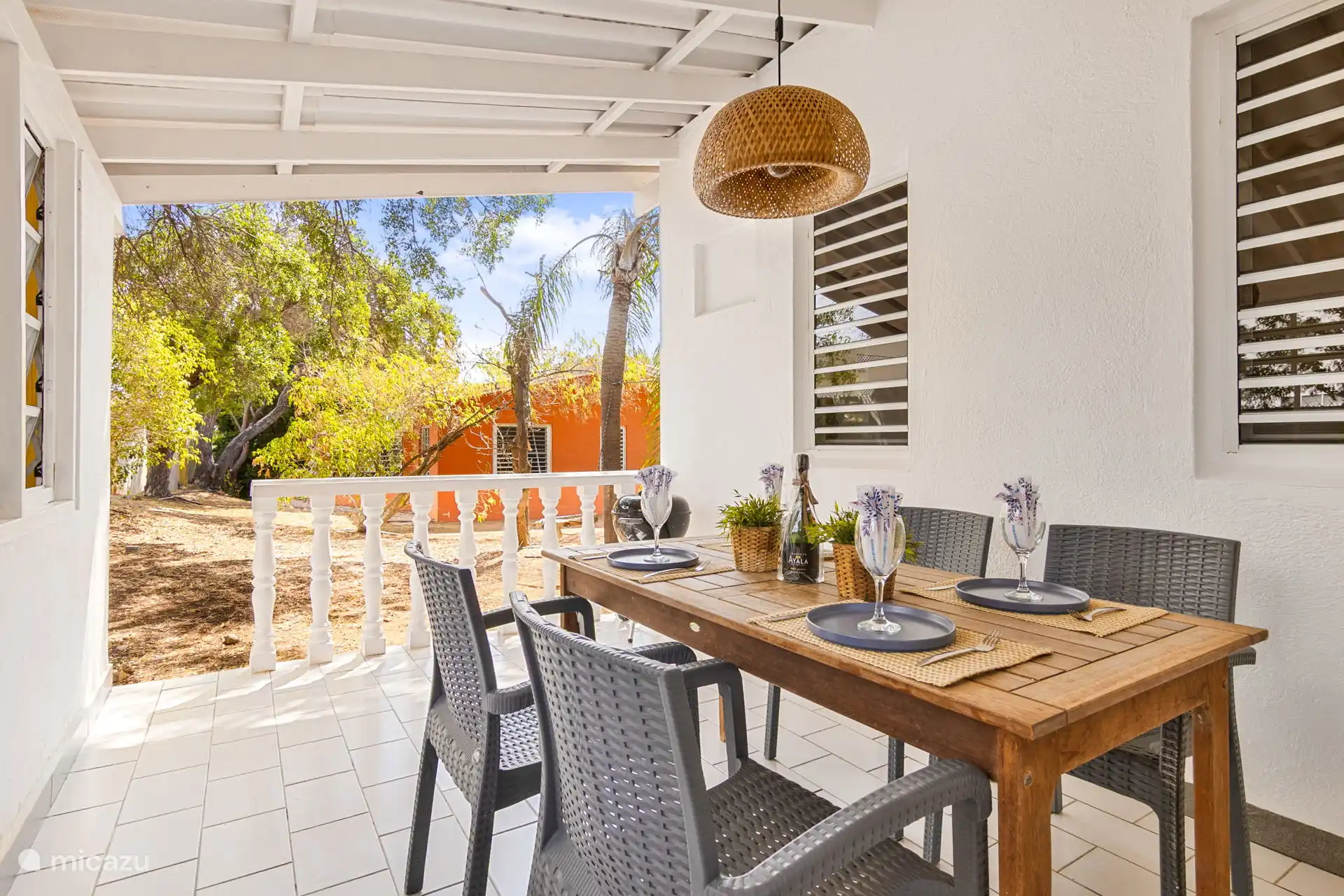 De porch met eettafel waar je heerlijk kan genieten. bbq aanwezig.