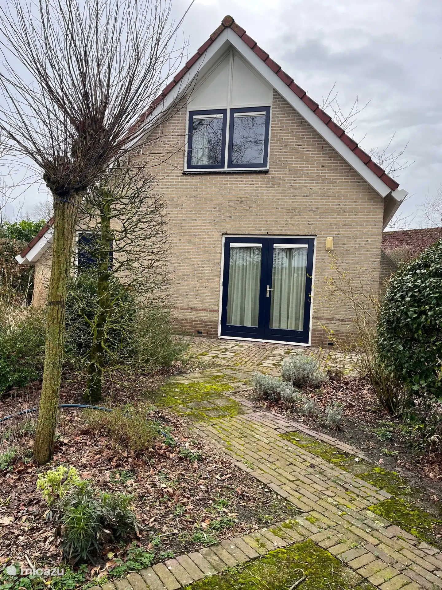 De achterkant, grenzend aan de tuin