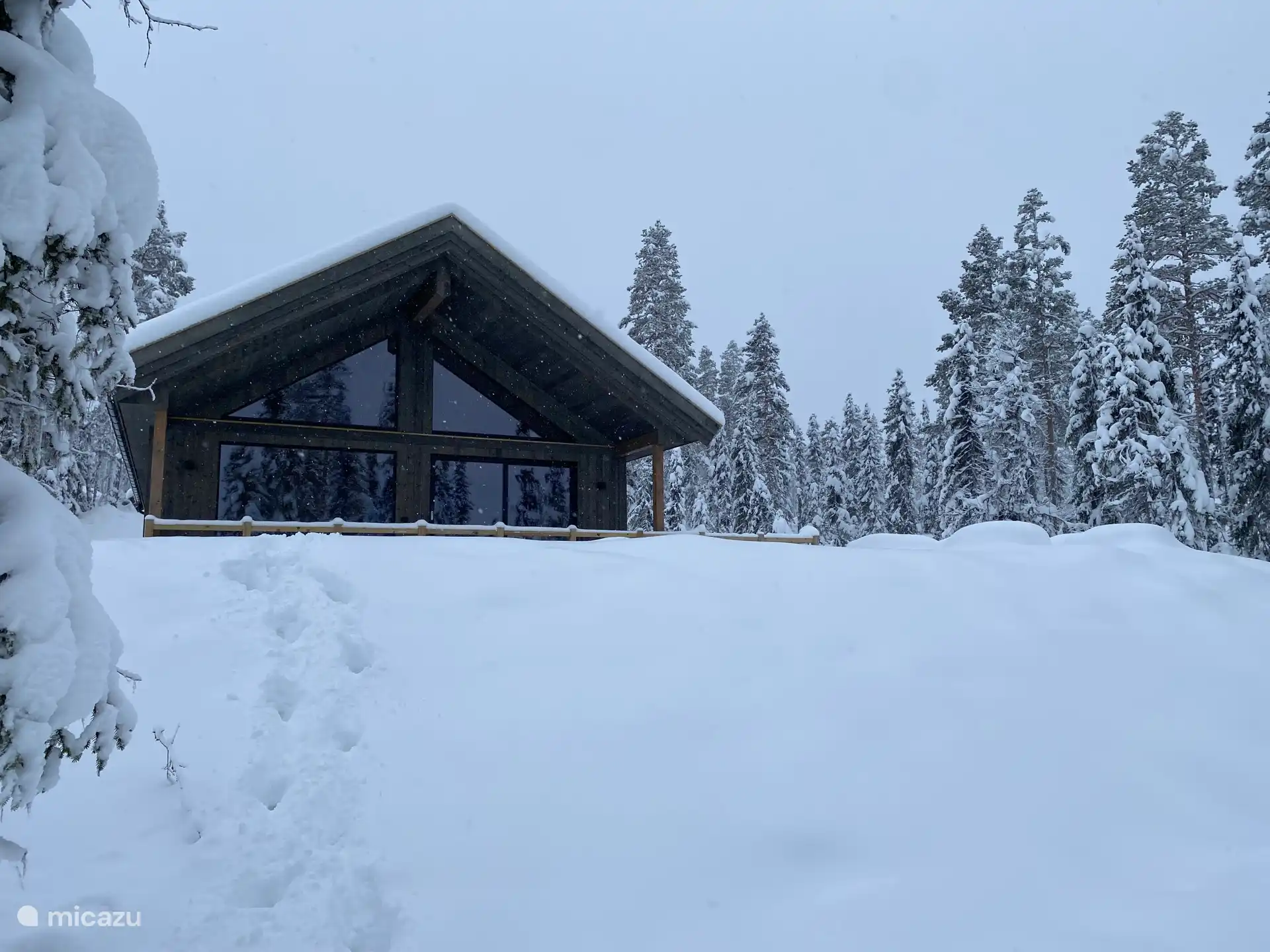 Fjellstua vooraanzicht vanuit eigen tuin