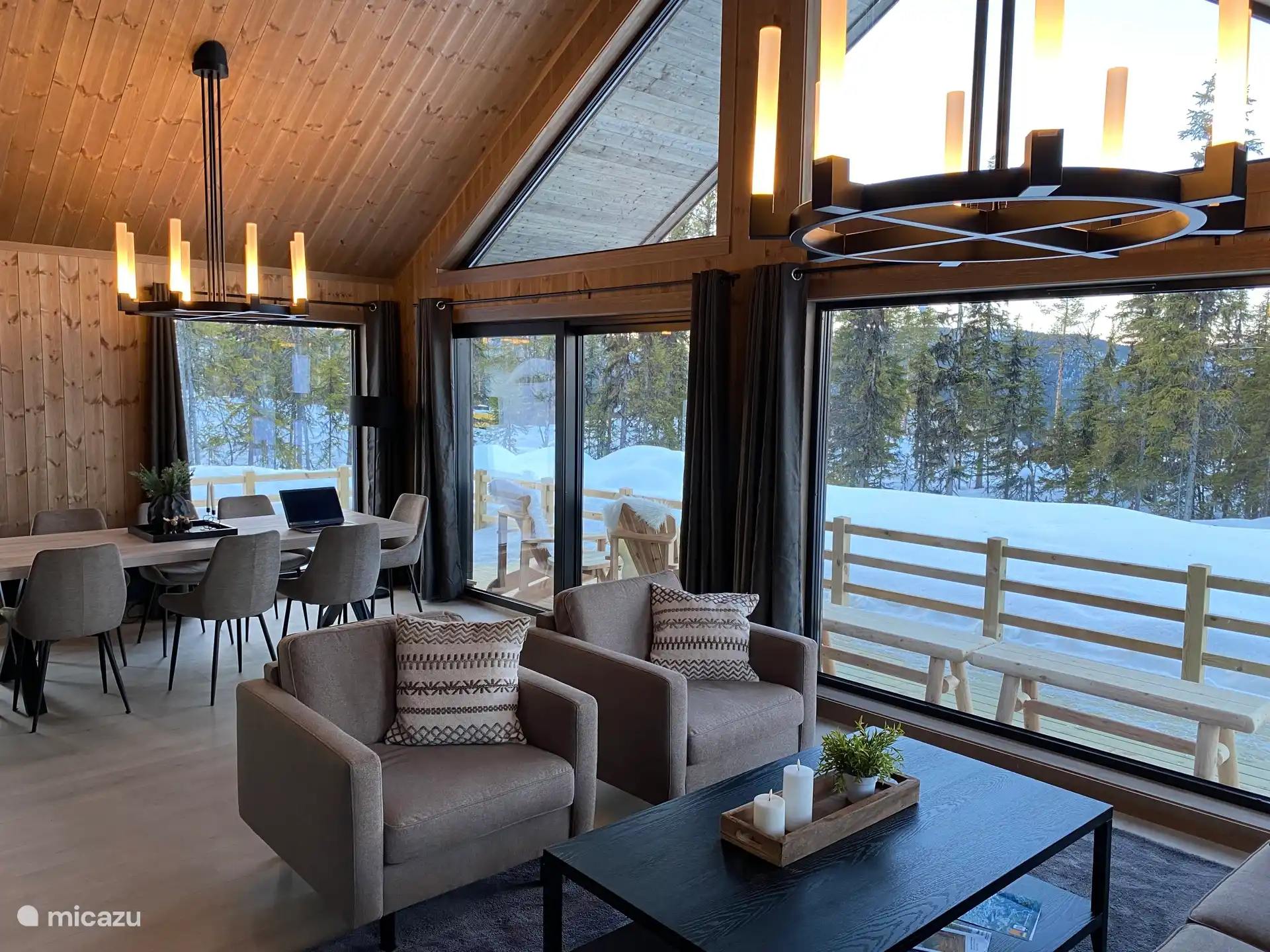 Woonkamer met uitzicht op terras