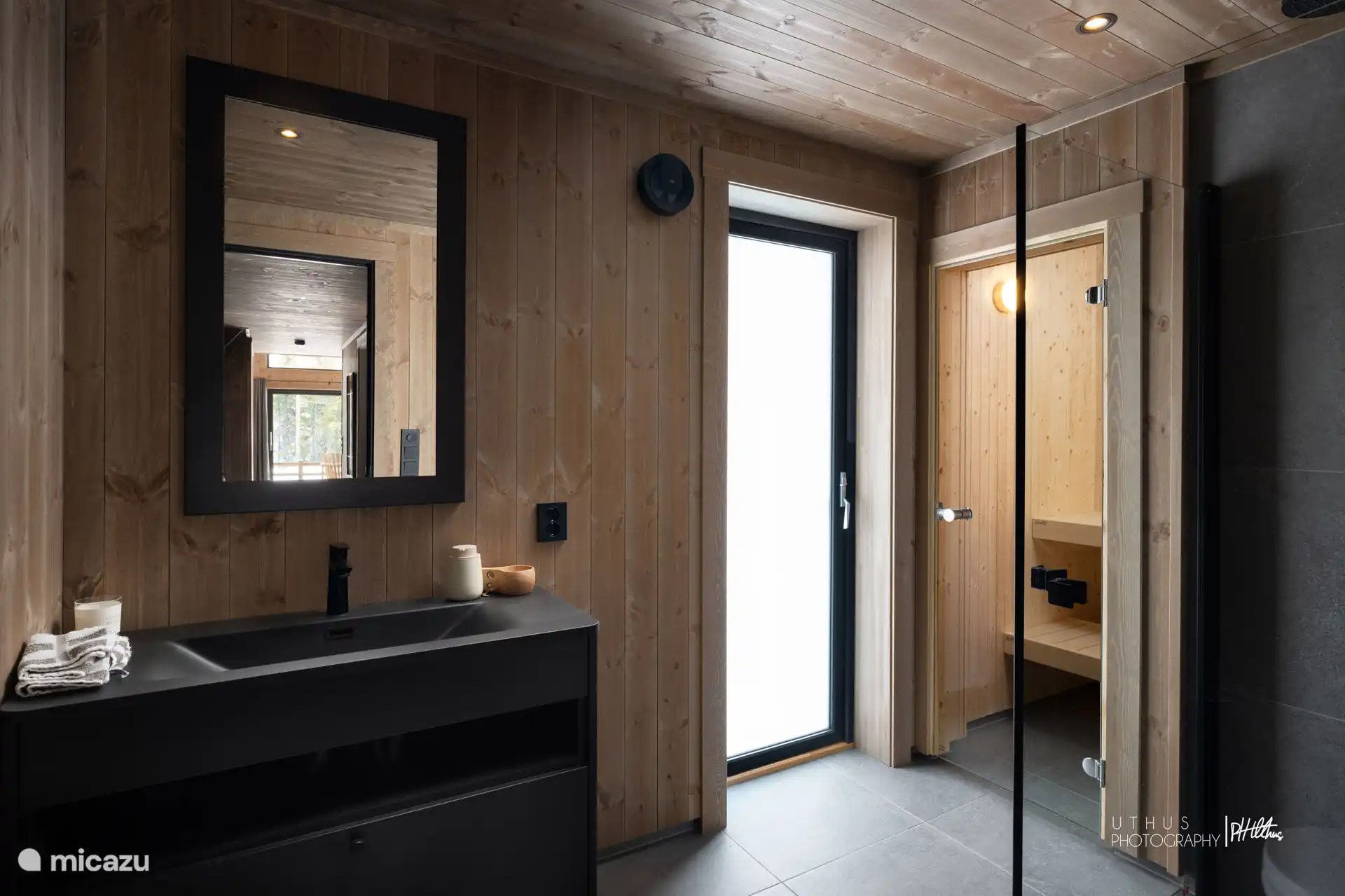 Badkamer 1 met ruime Finse sauna en regendouche