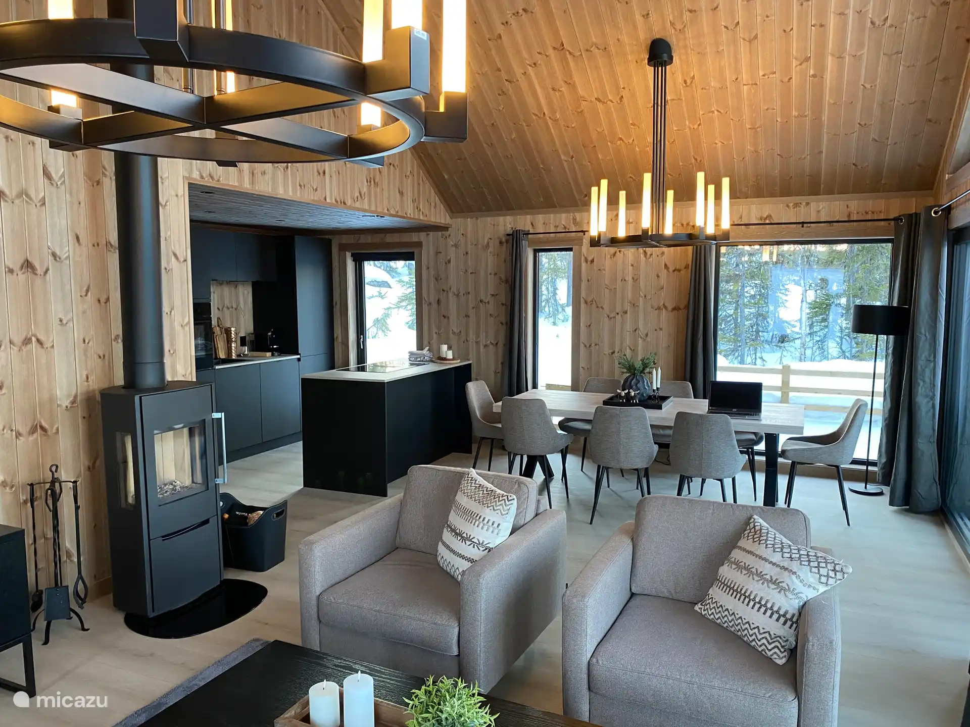 Woonkamer en open keuken