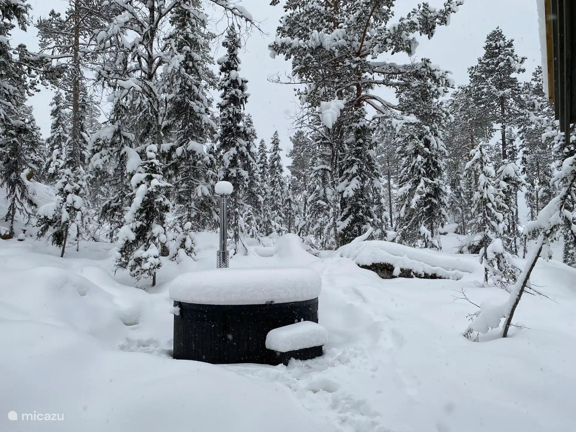 Houtgestookte Jacuzzi bubbelbad met lichtjes 