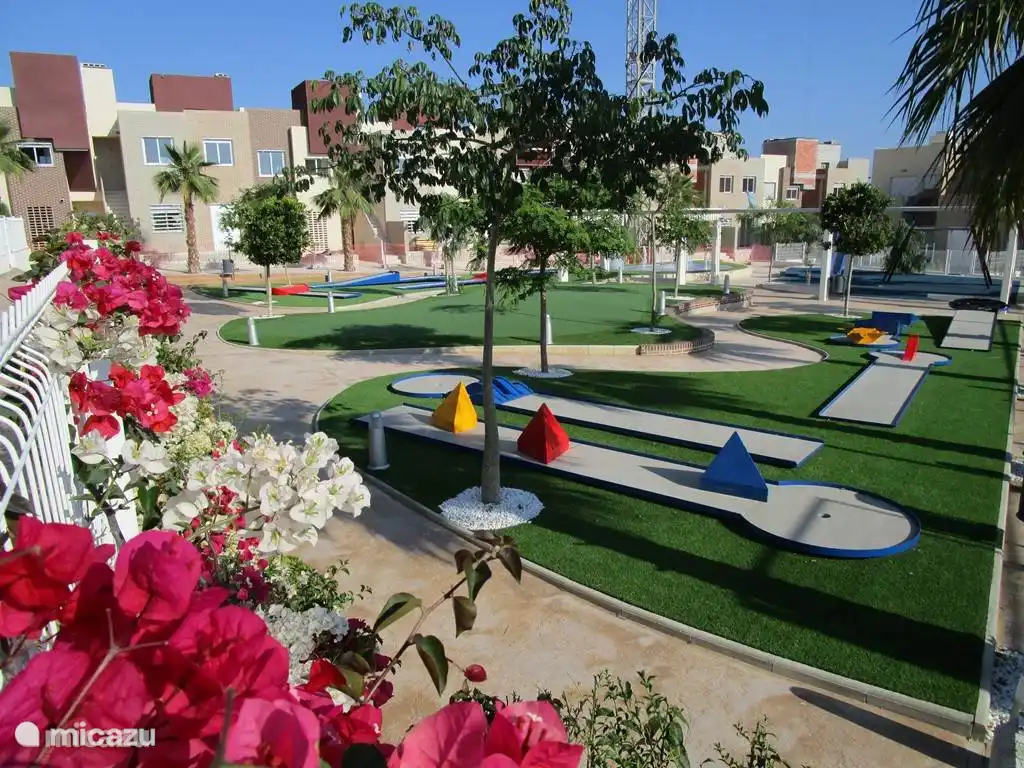 Jardin chaleureux avec mini-golf, paddle et piscine.