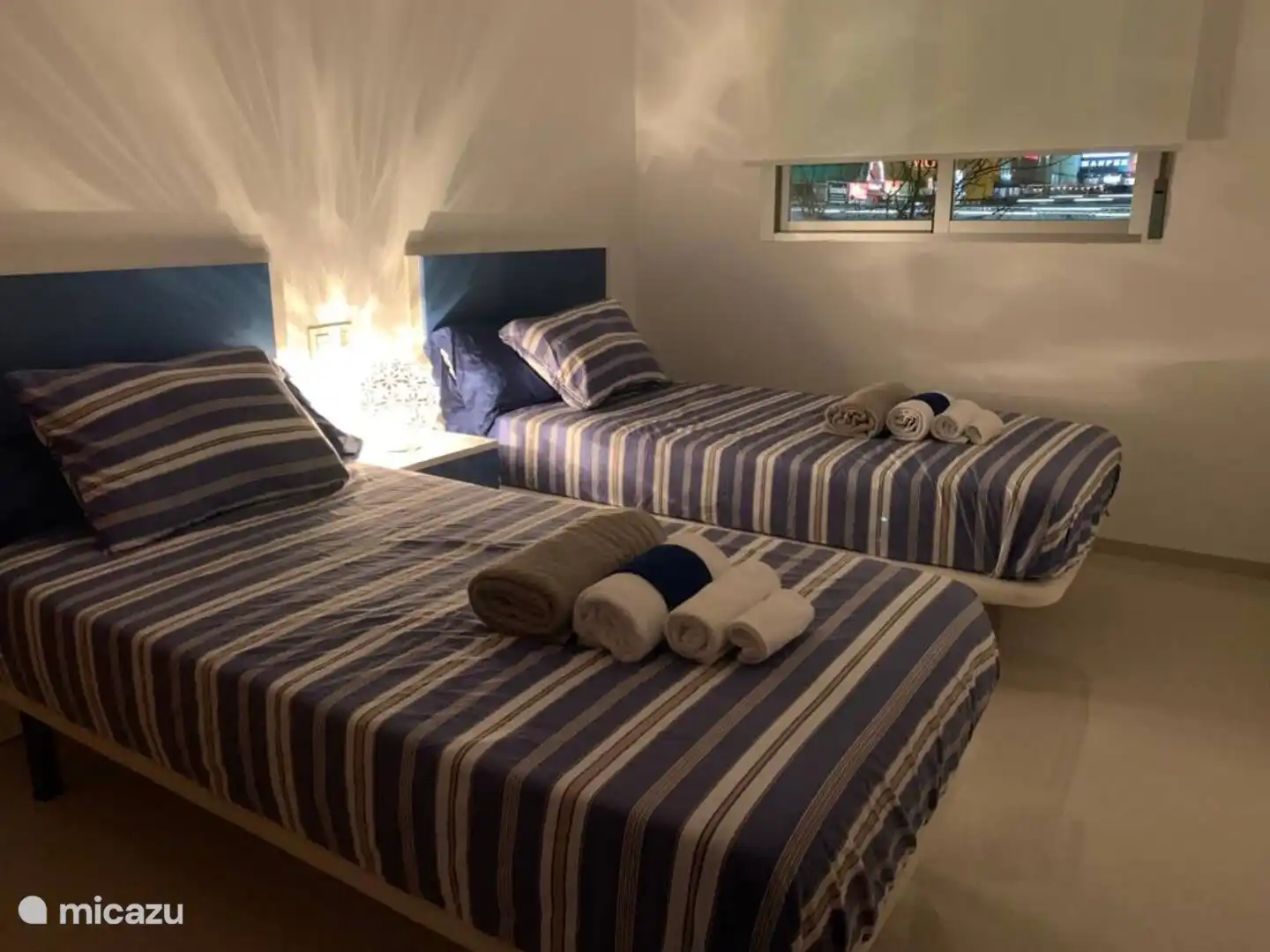 2ème chambre avec armoires encastrées.