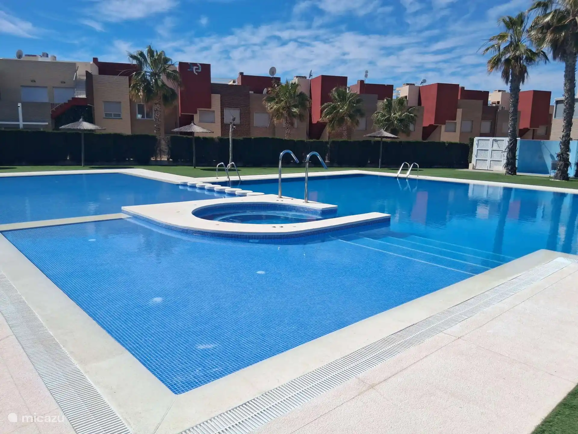 Piscina acogedora con parte baja y profunda.