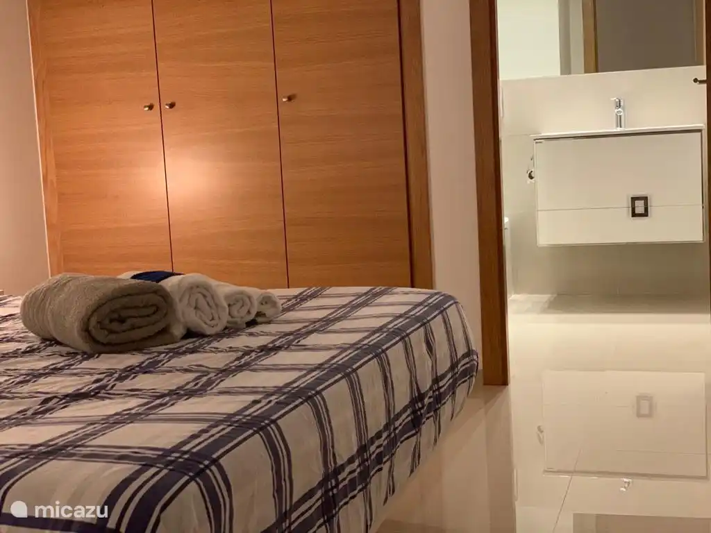 Dormitorio principal con armarios empotrados y baño en suite.