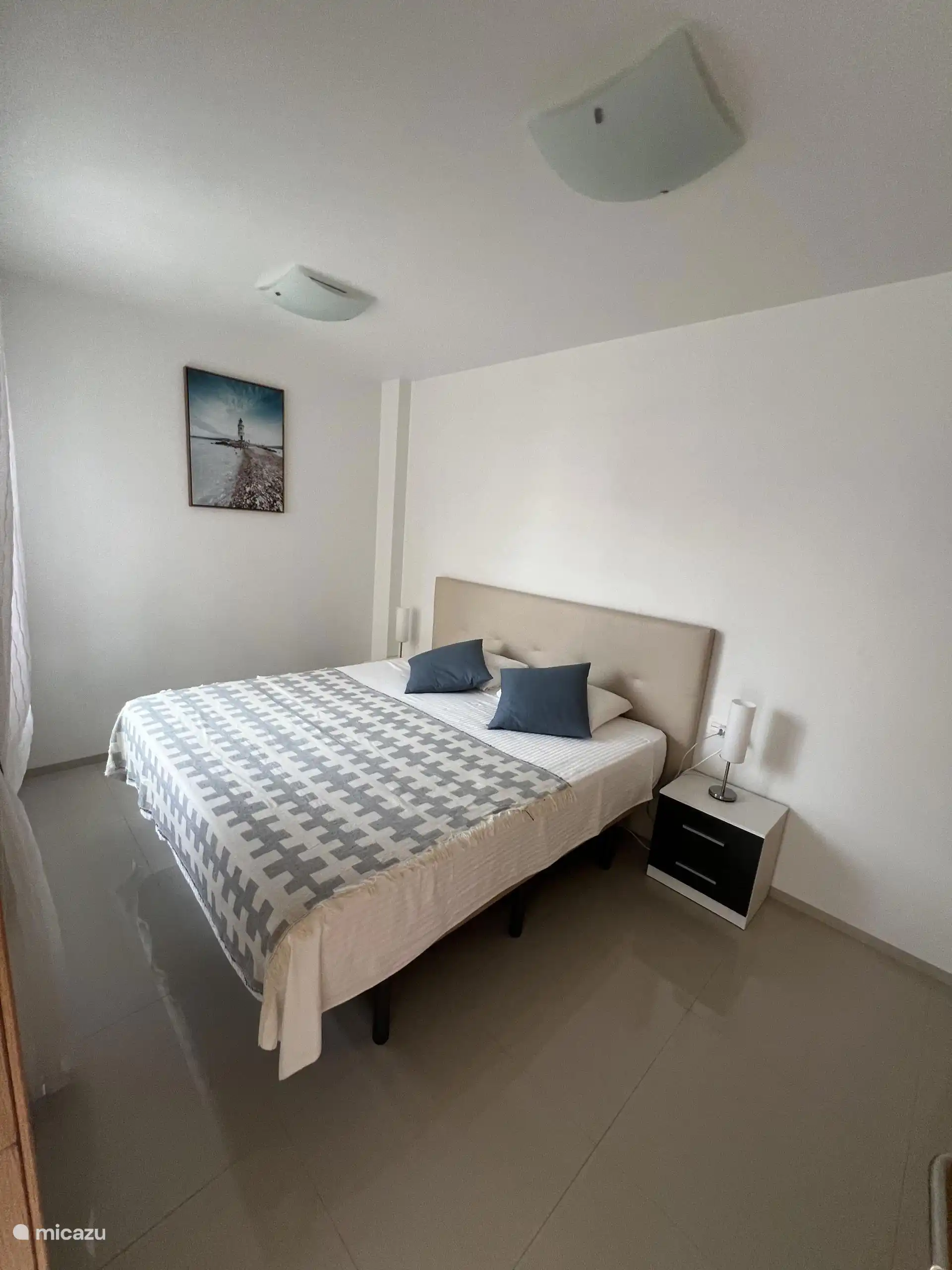 Chambre principale avec armoires encastrées et salle de bain attenante.