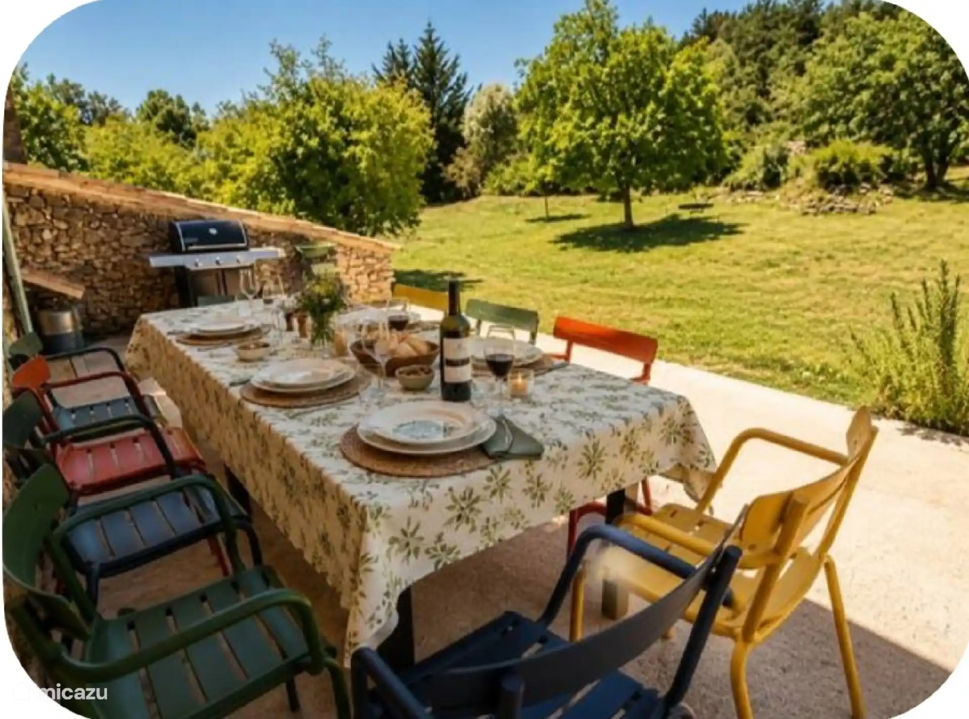Het keukenterras met zijn barbecue en plancha