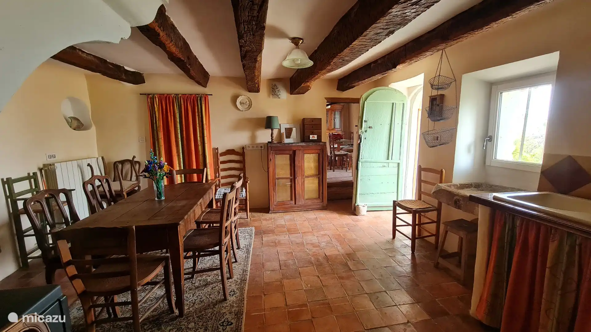 Kindereetgedeelte naast de eetkamer.