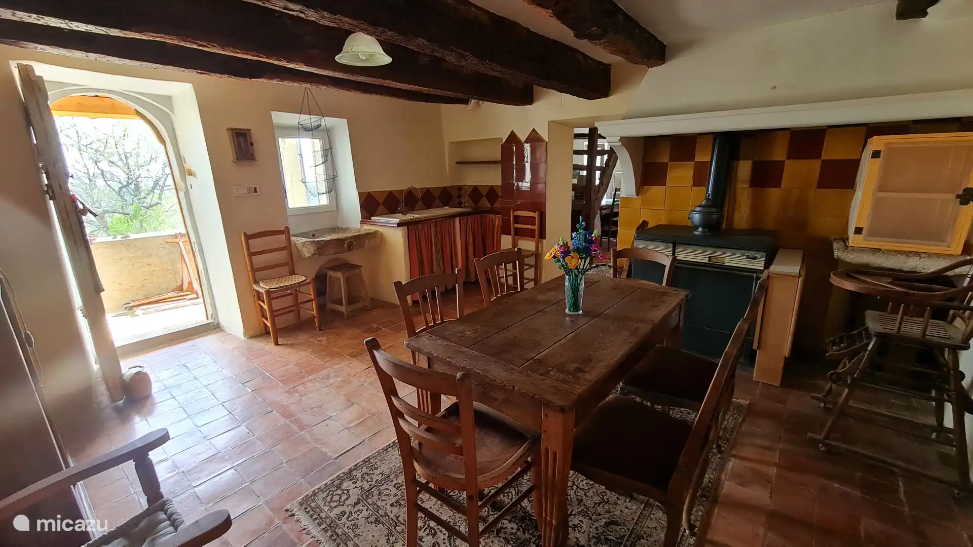 Kindereetgedeelte naast de eetkamer.