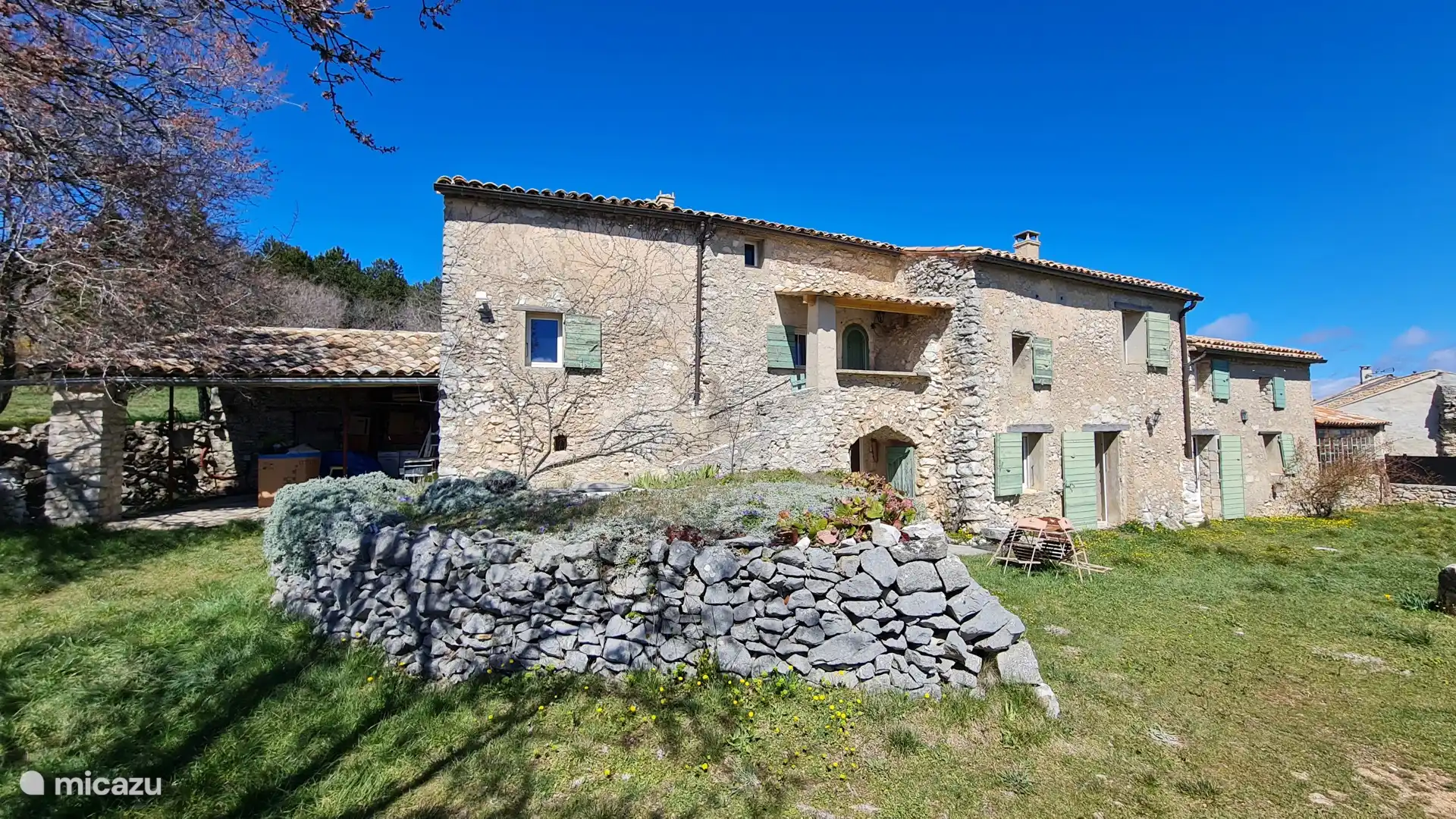 Zuidzijde van het huis