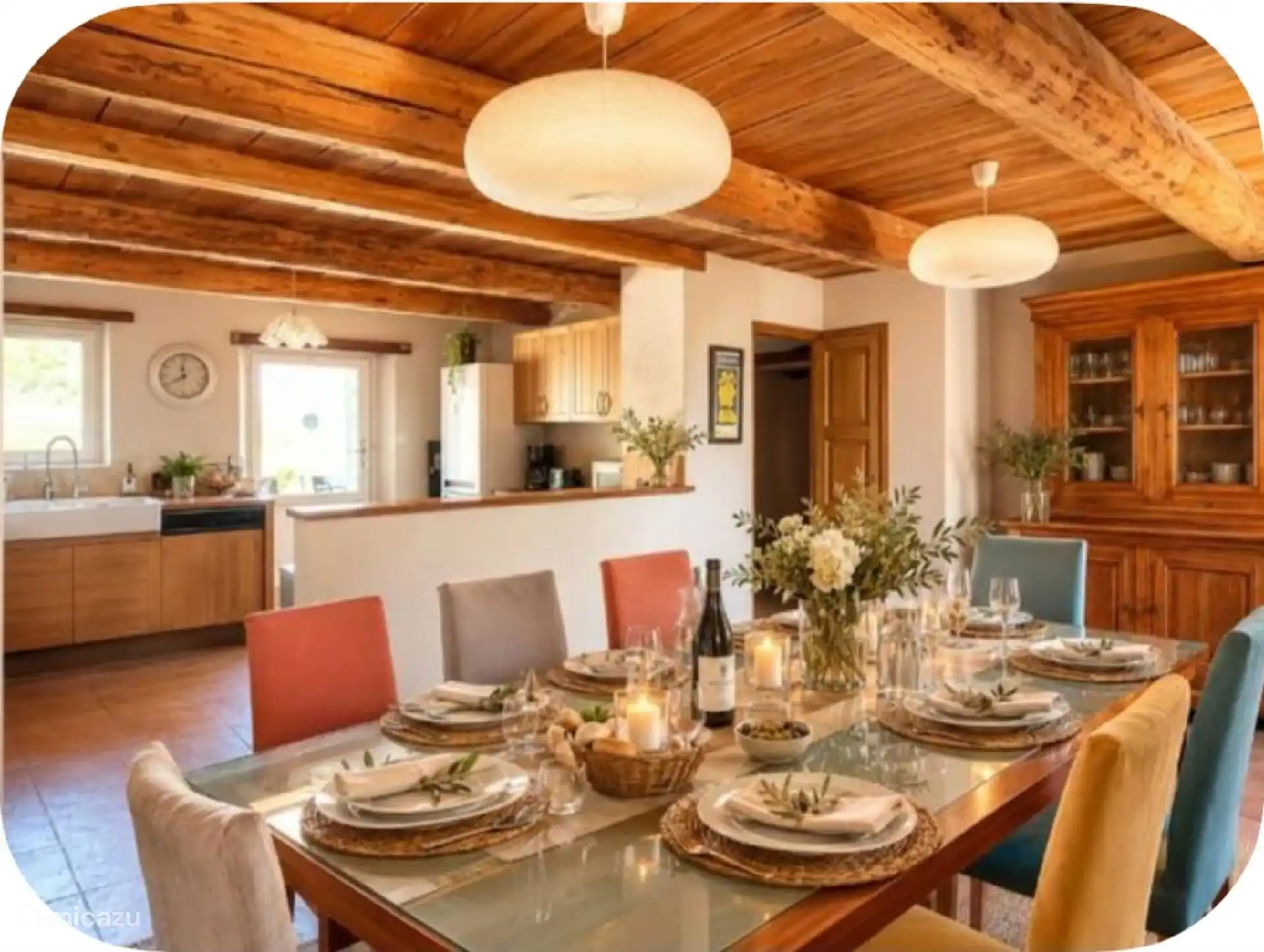 De eetkamer met uitzicht op de keuken
