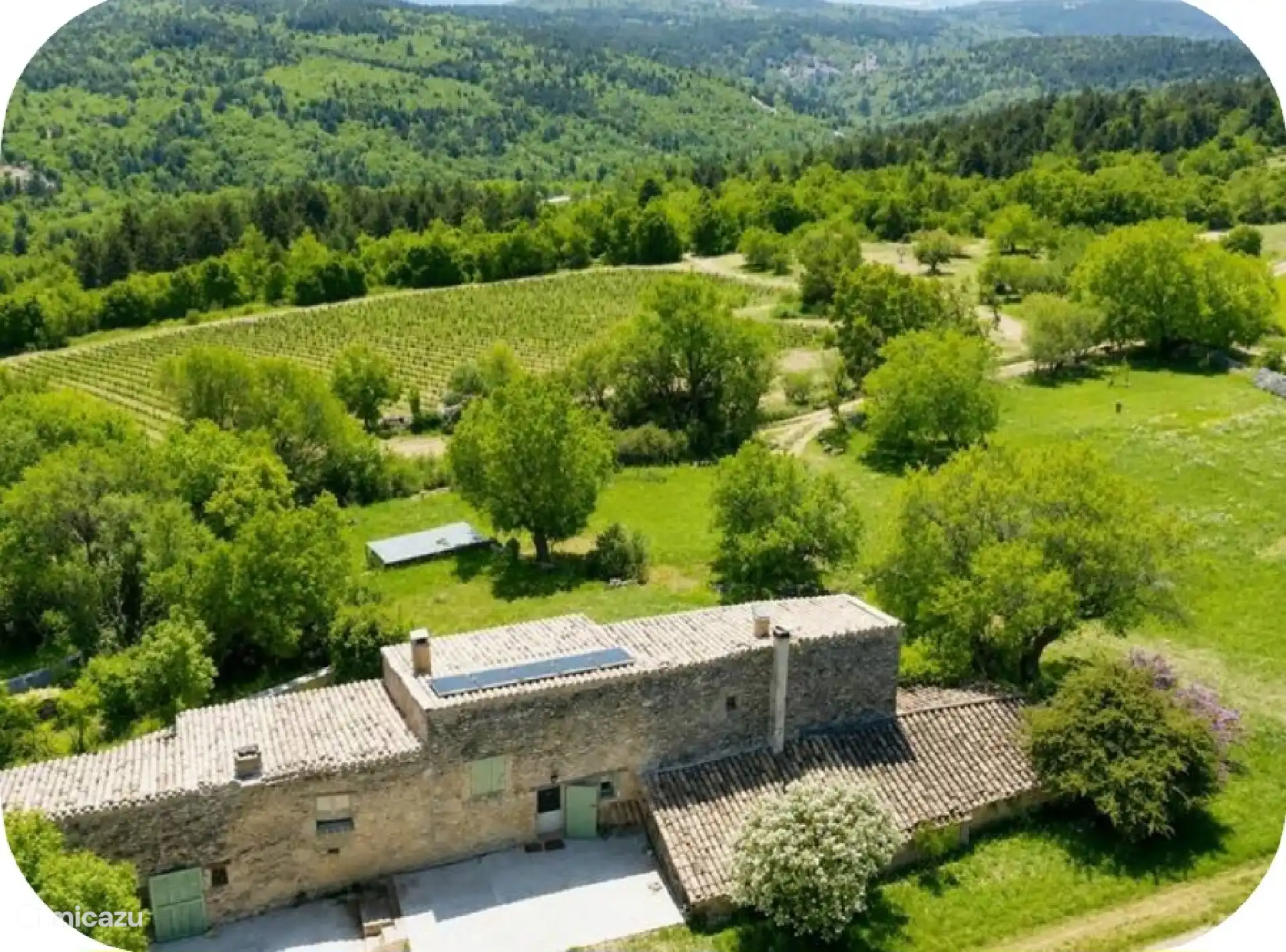 De boerderij gezien vanuit de lucht