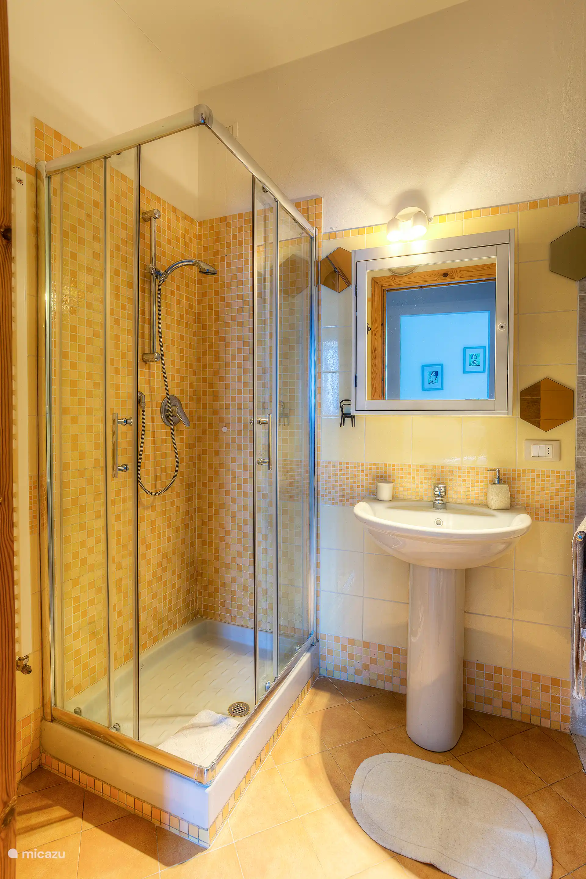 Uno de los dos baños