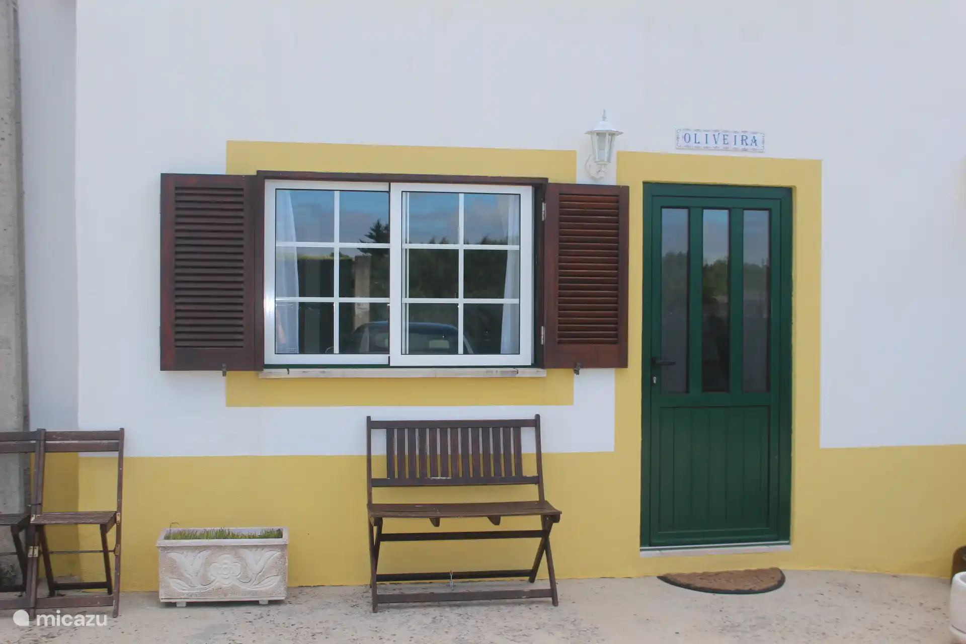 Street side, private entrance