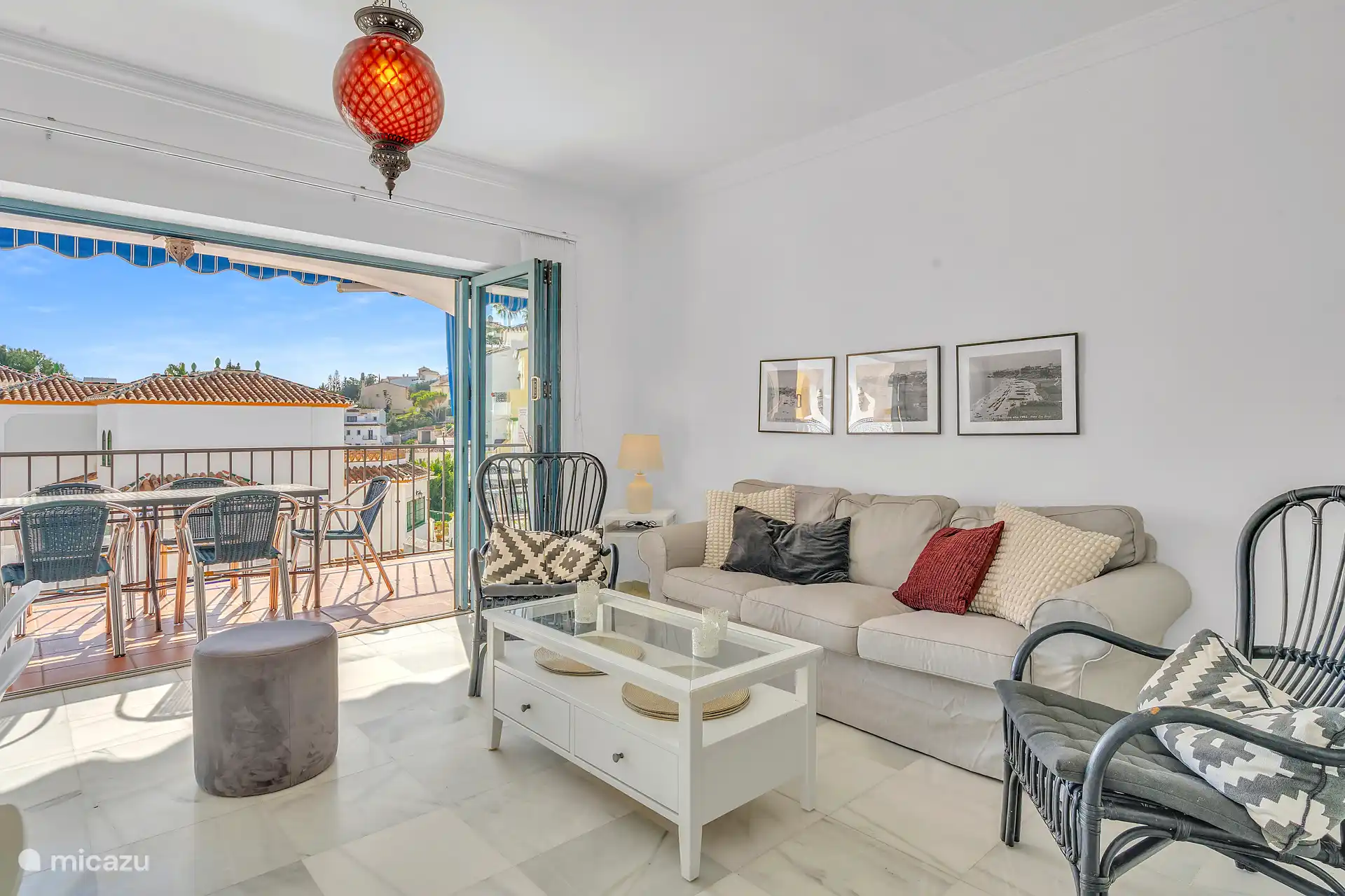 Woonkamer met terras