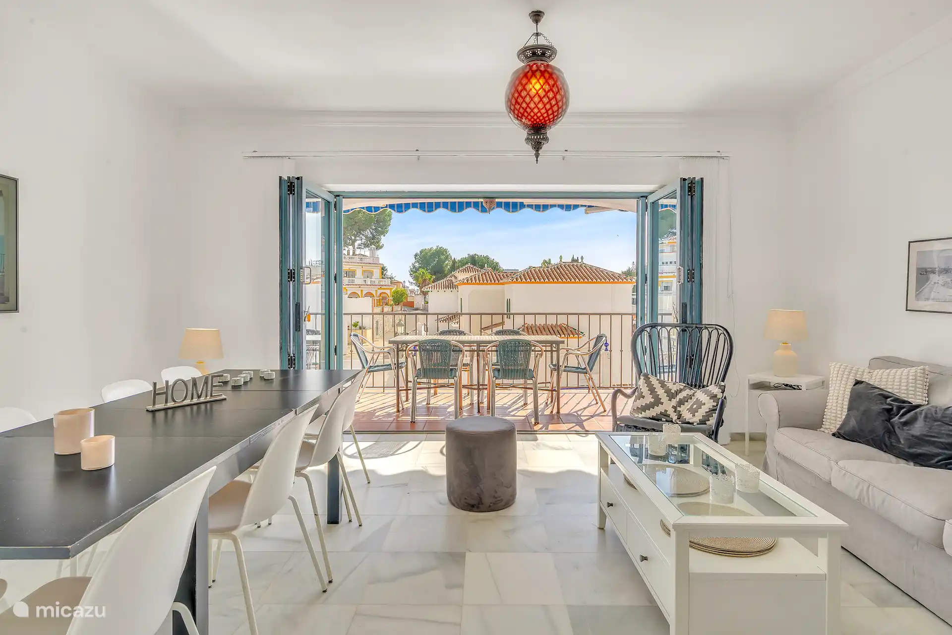 Woonkamer met openslaande deuren en terras