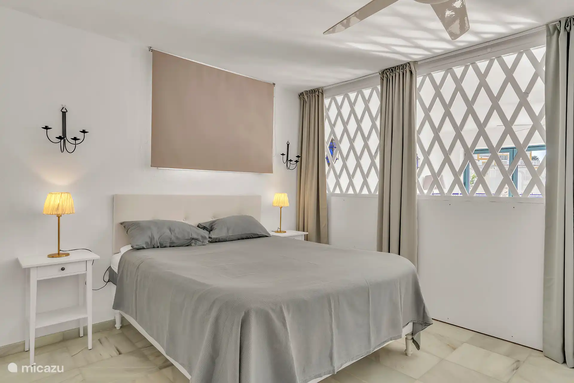 Slaapkamer met queen size bed en ensuite badkamer