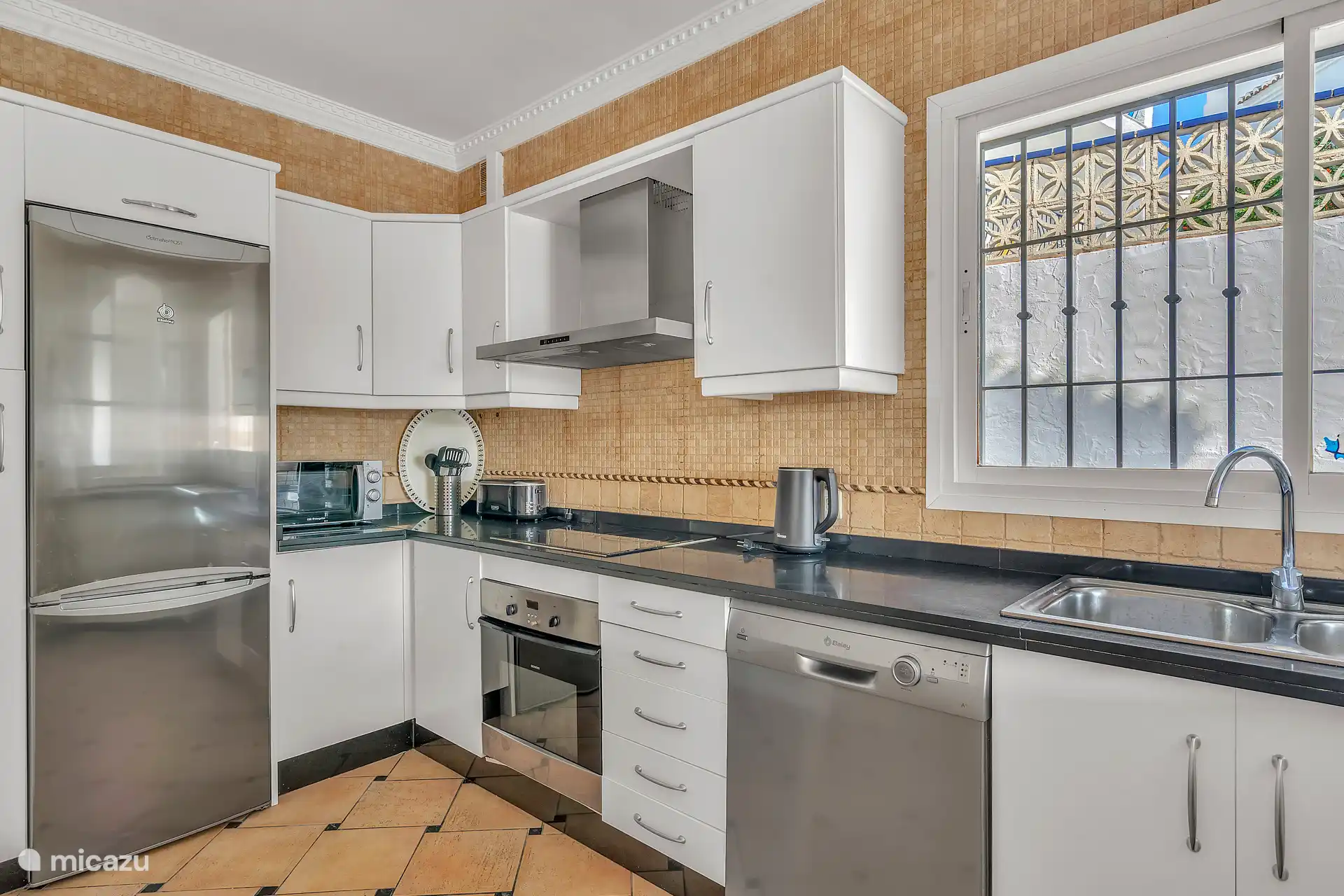 Volledige ingerichte keuken.