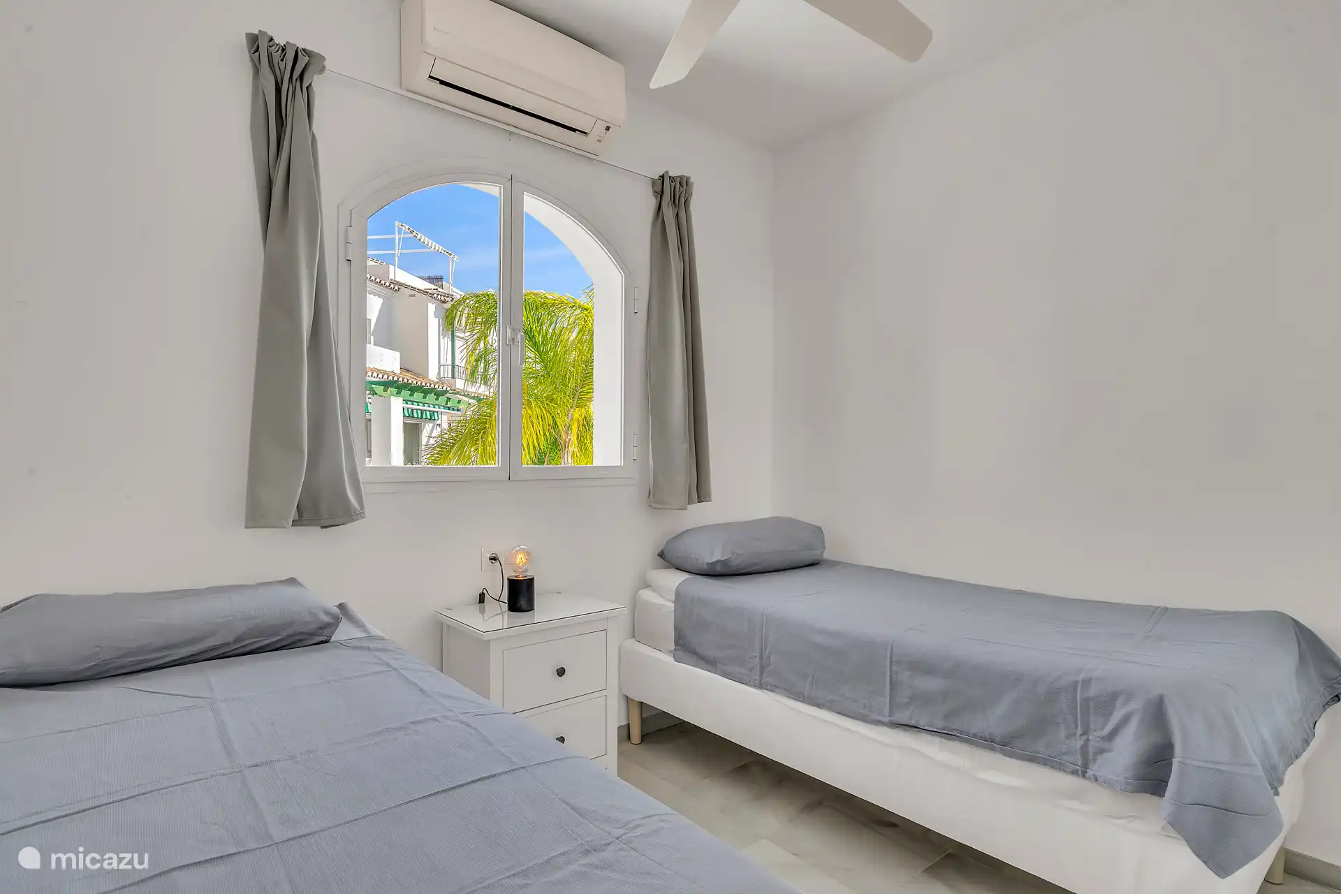 Slaapkamer met twee aparte bedden