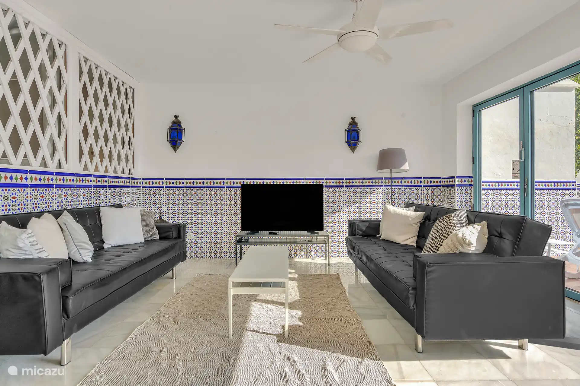 Tweede woonkamer naast het zwembad.