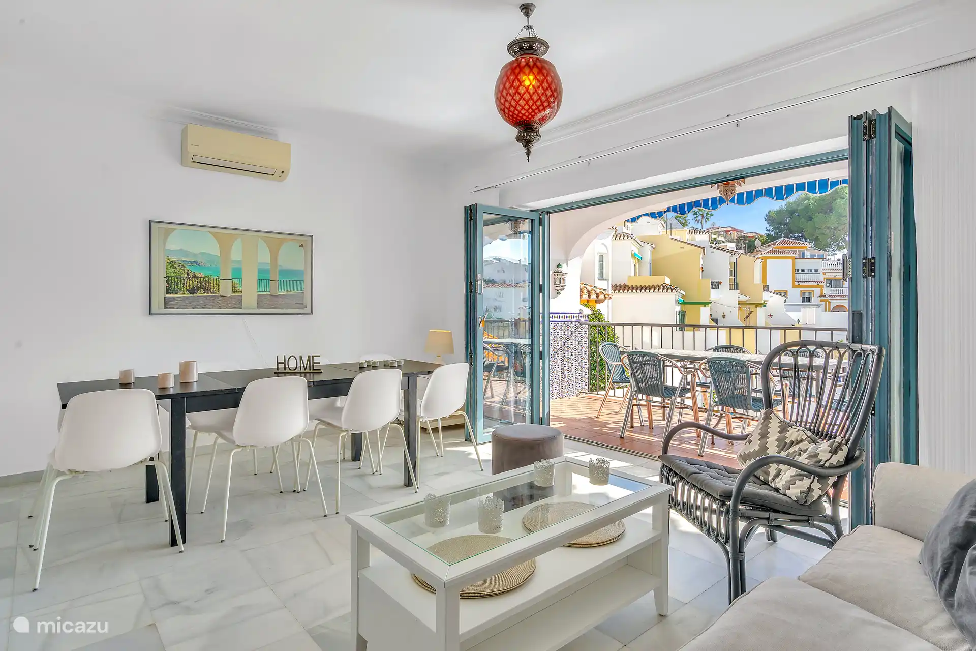 Woonkamer met terras