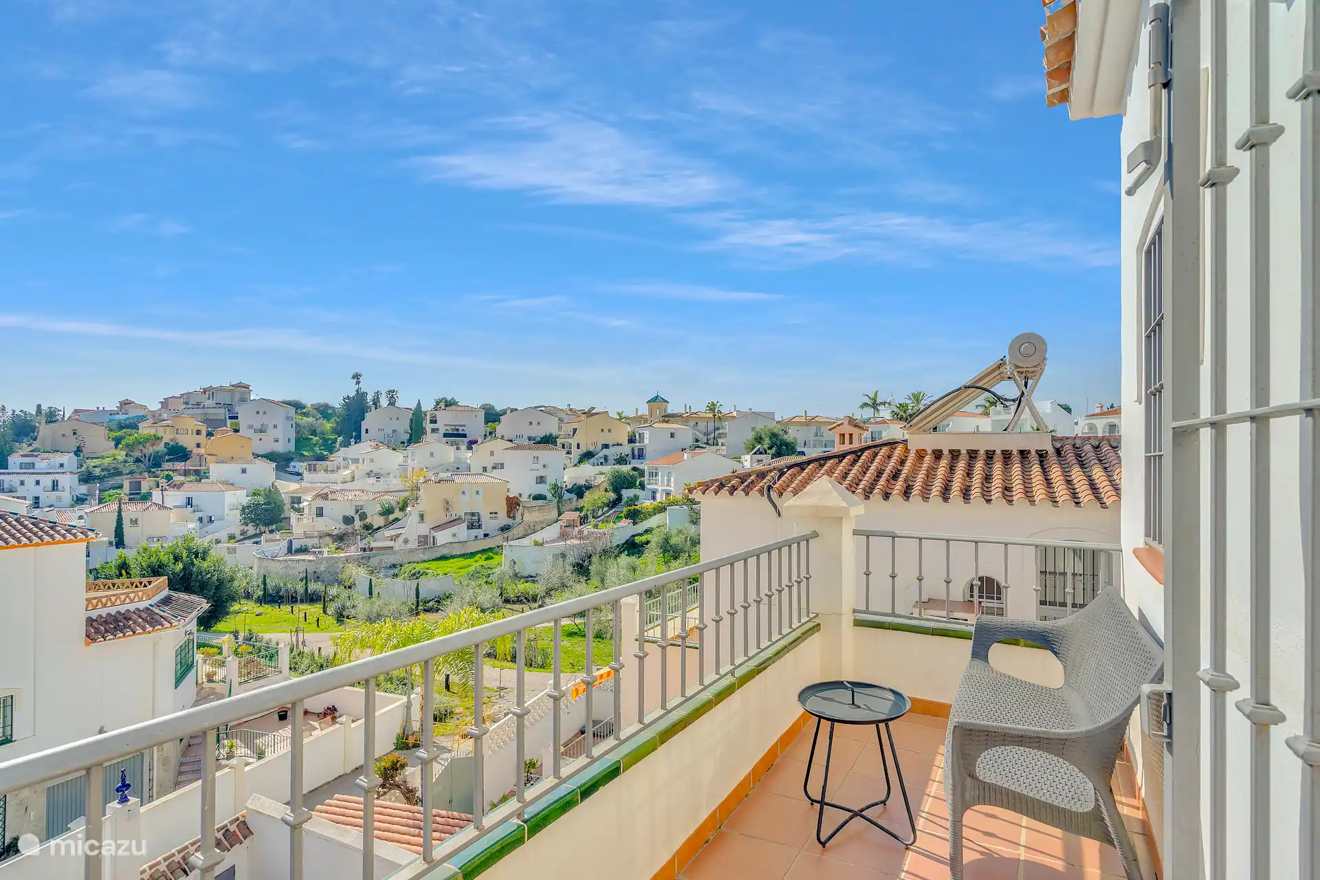 Uitzicht op Nerja vanuit 1 van de balkons.