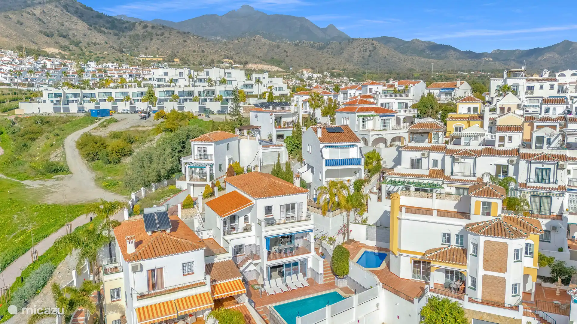 Foto genomen met een drone. Villa Brisas del Mar is de tweede villa van links. Op de achtergrond de bergen.