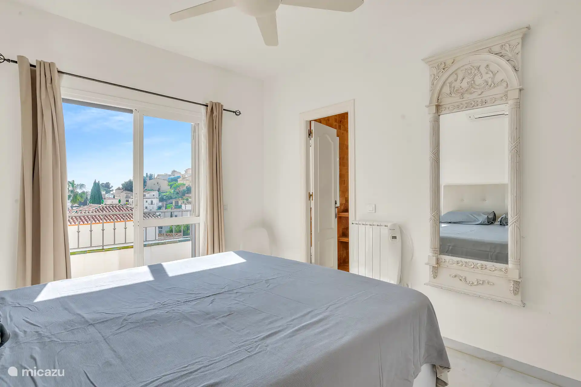 Slaapkamer met queen size bed en ensuite badkamer