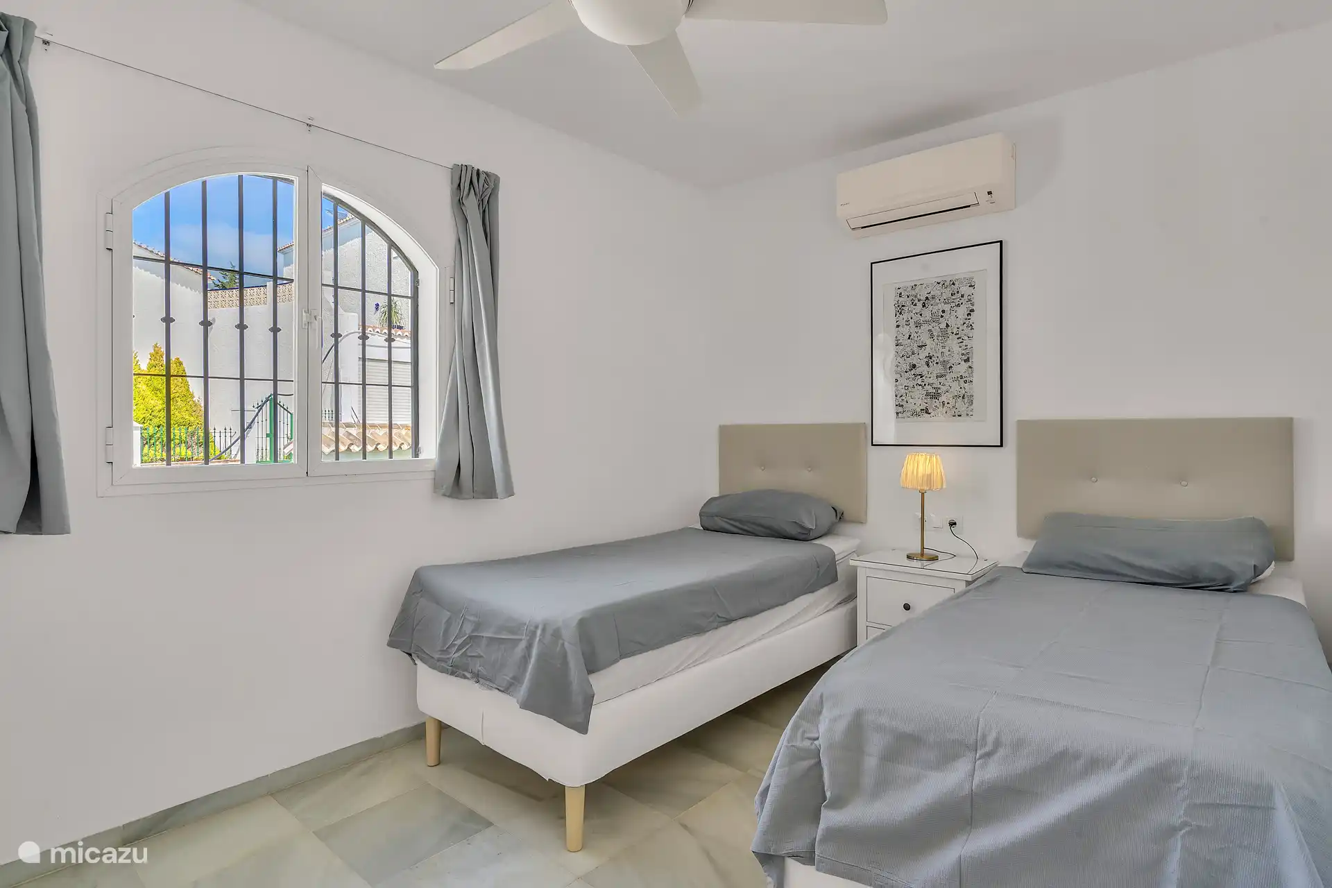 Slaapkamer met twee aparte bedden