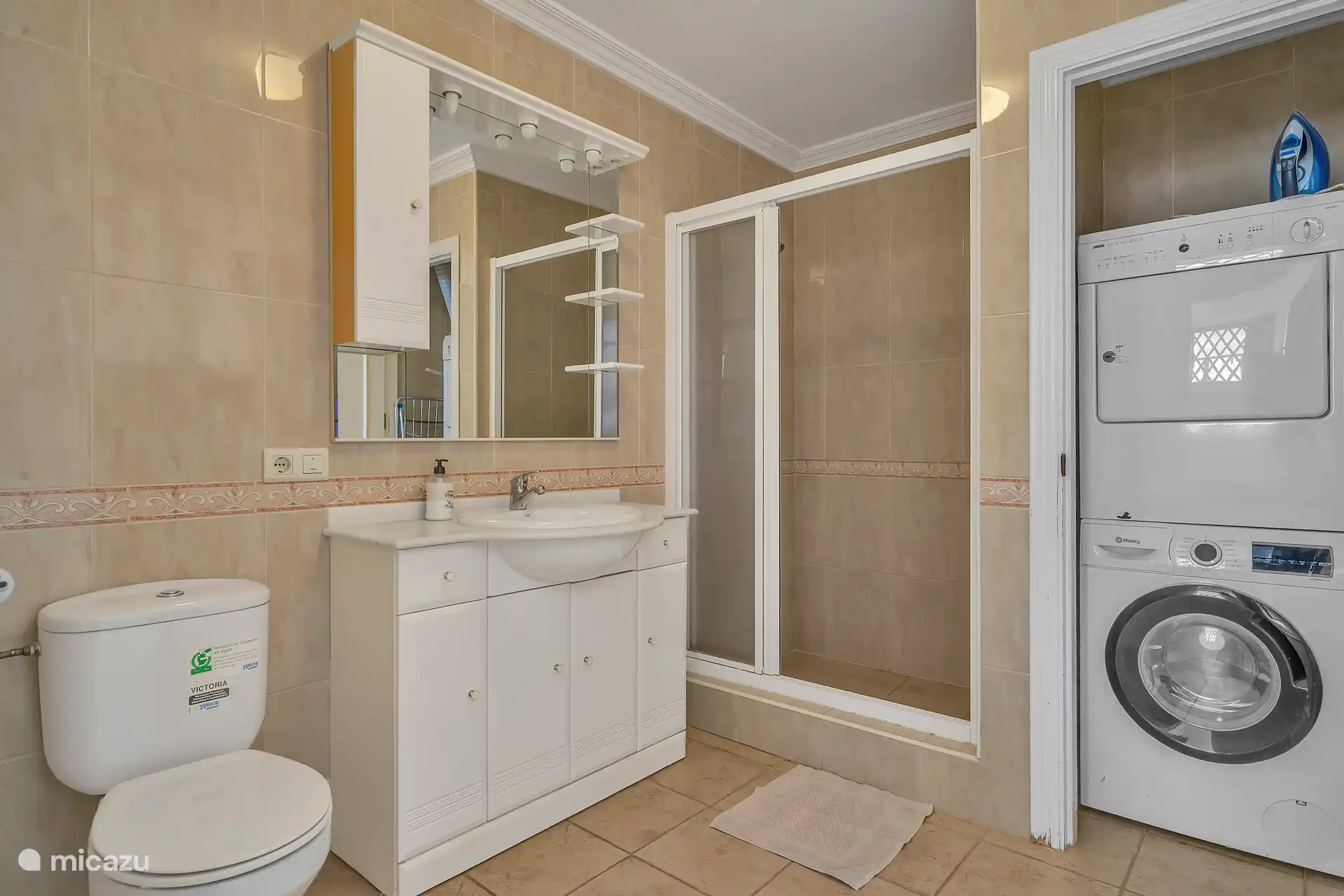 Badkamer met douche, wastafel en toilet