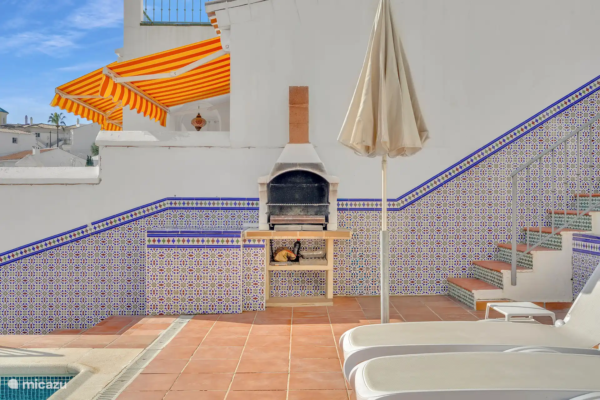 Barbecue naast het zwembad