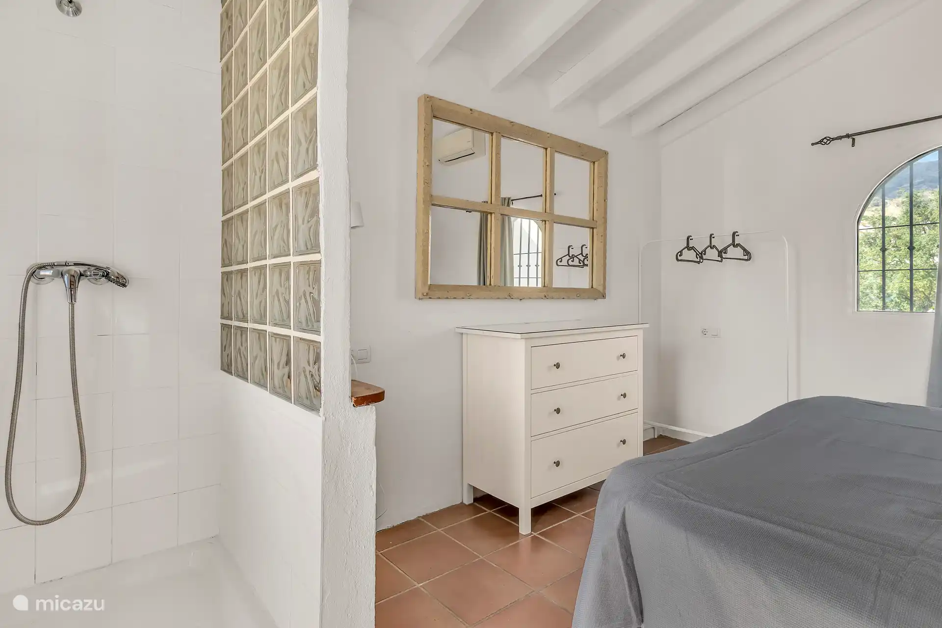 Slaapkamer met queen size bed