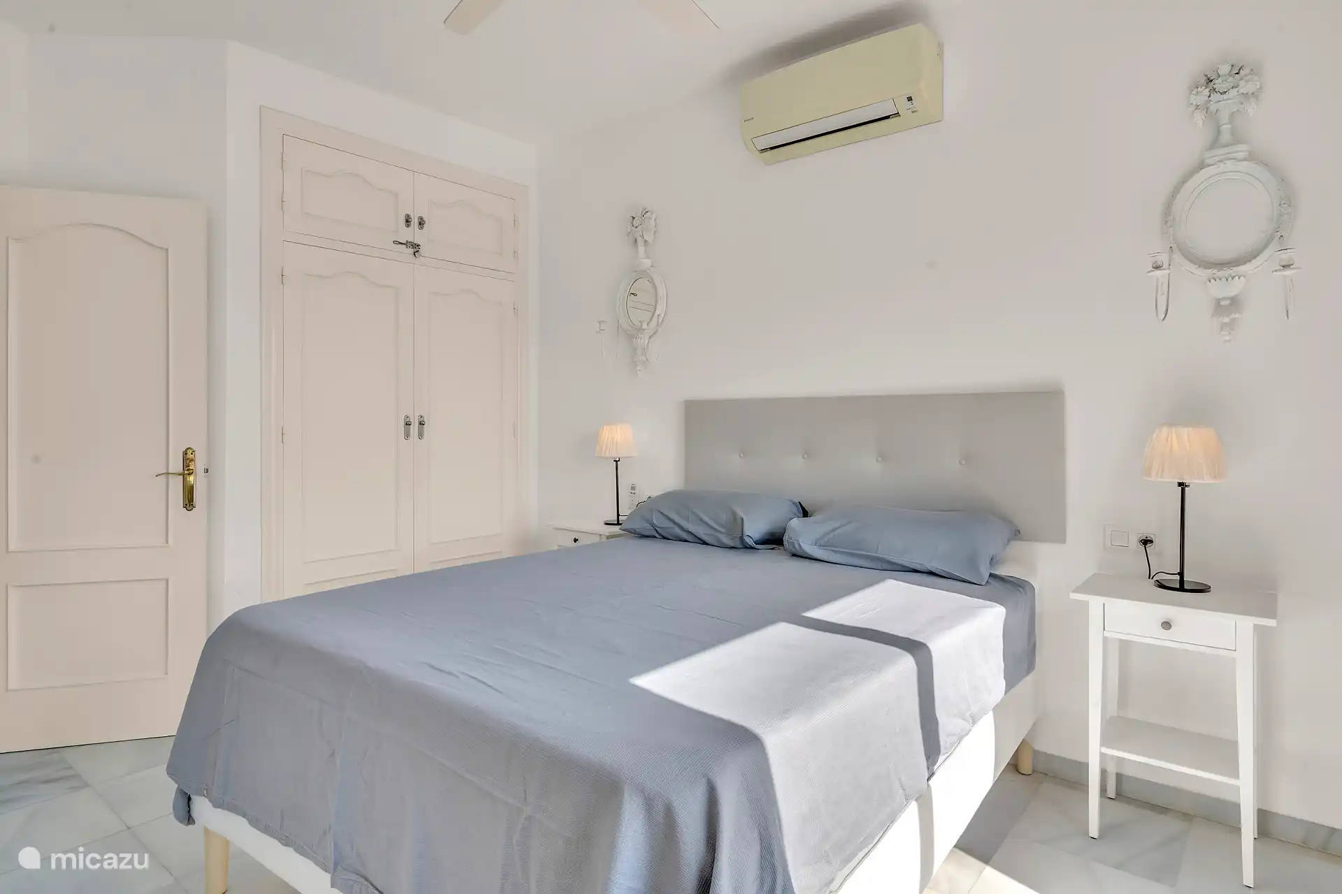 Slaapkamer met ingebouwde kast en balkon. Ensuite is er een badkamer met douche en toilet.