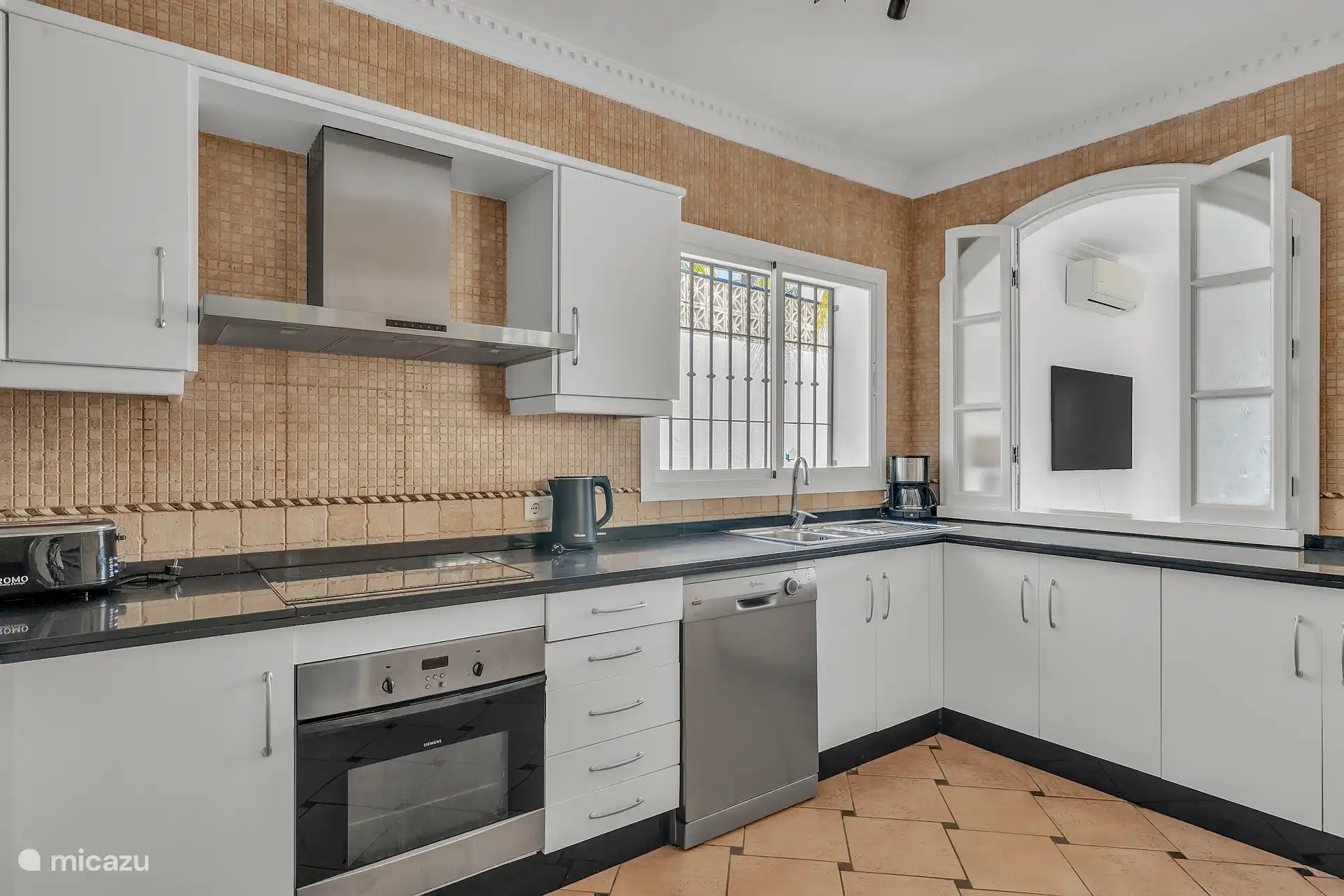 Volledig ingerichte keuken